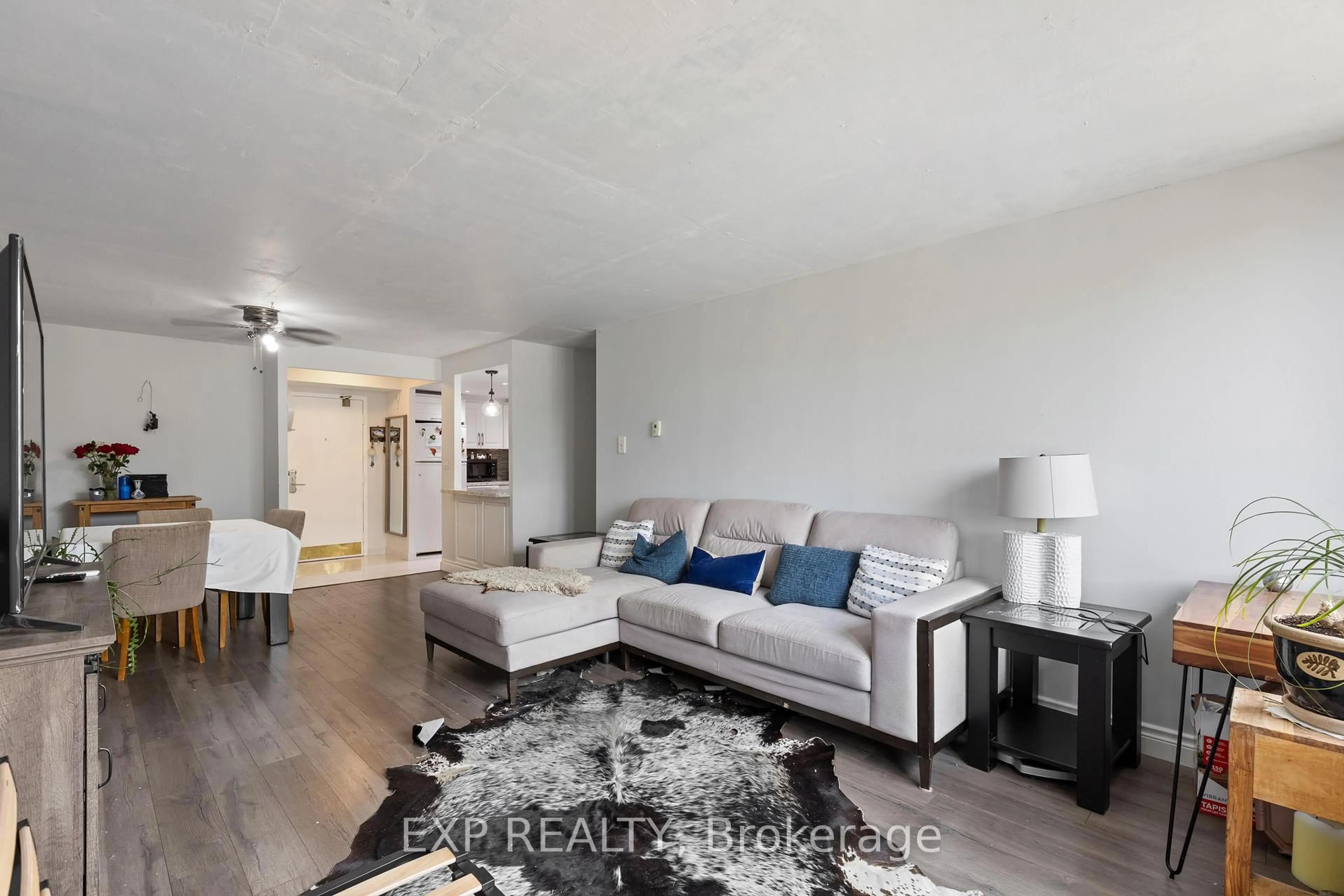 Living room with furniture, unknown for 25 Fairview Rd #707, Mississauga Ontario L5B 3Y8