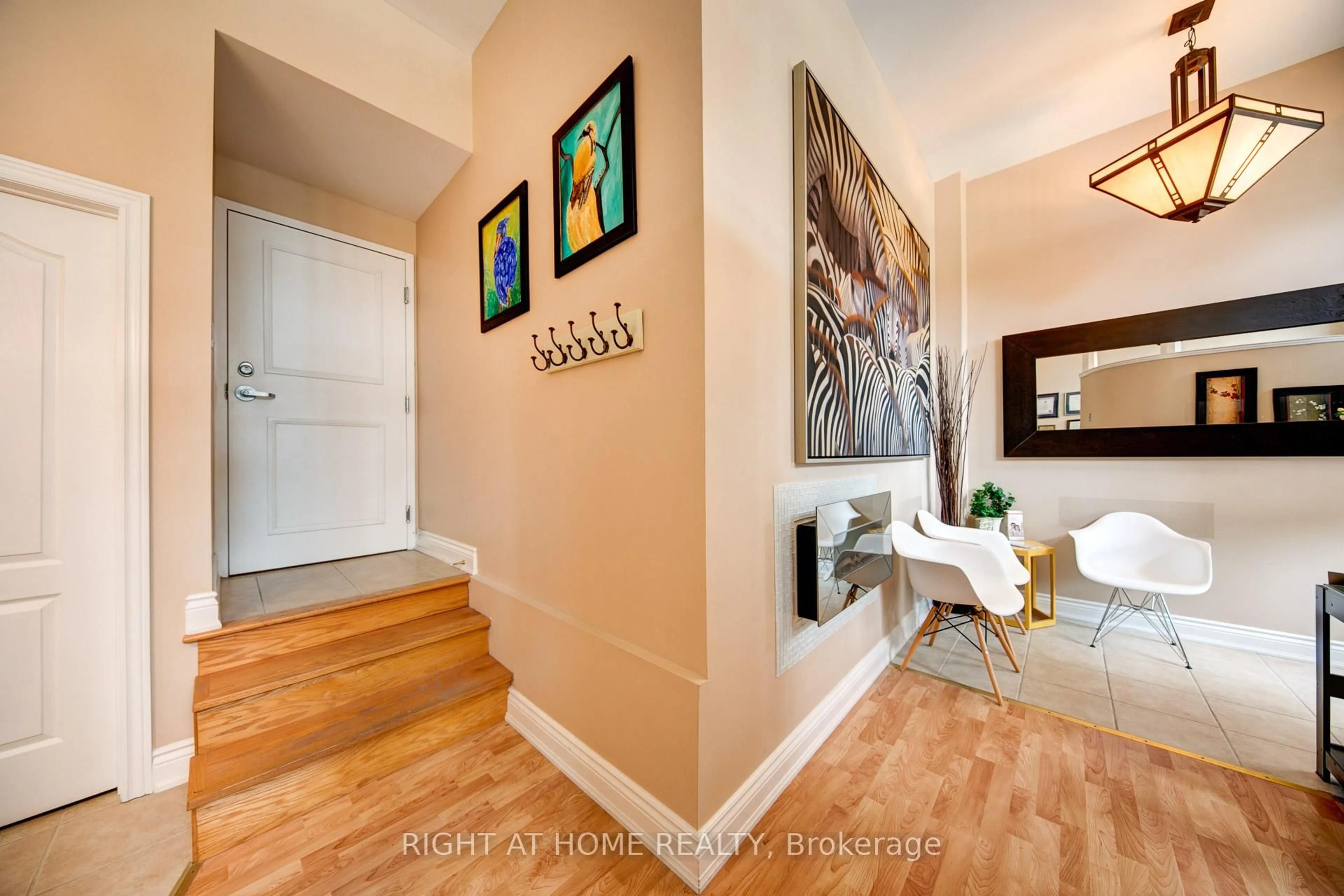 Indoor entryway for 120 BRONTE Rd #10, Oakville Ontario L6L 3C1