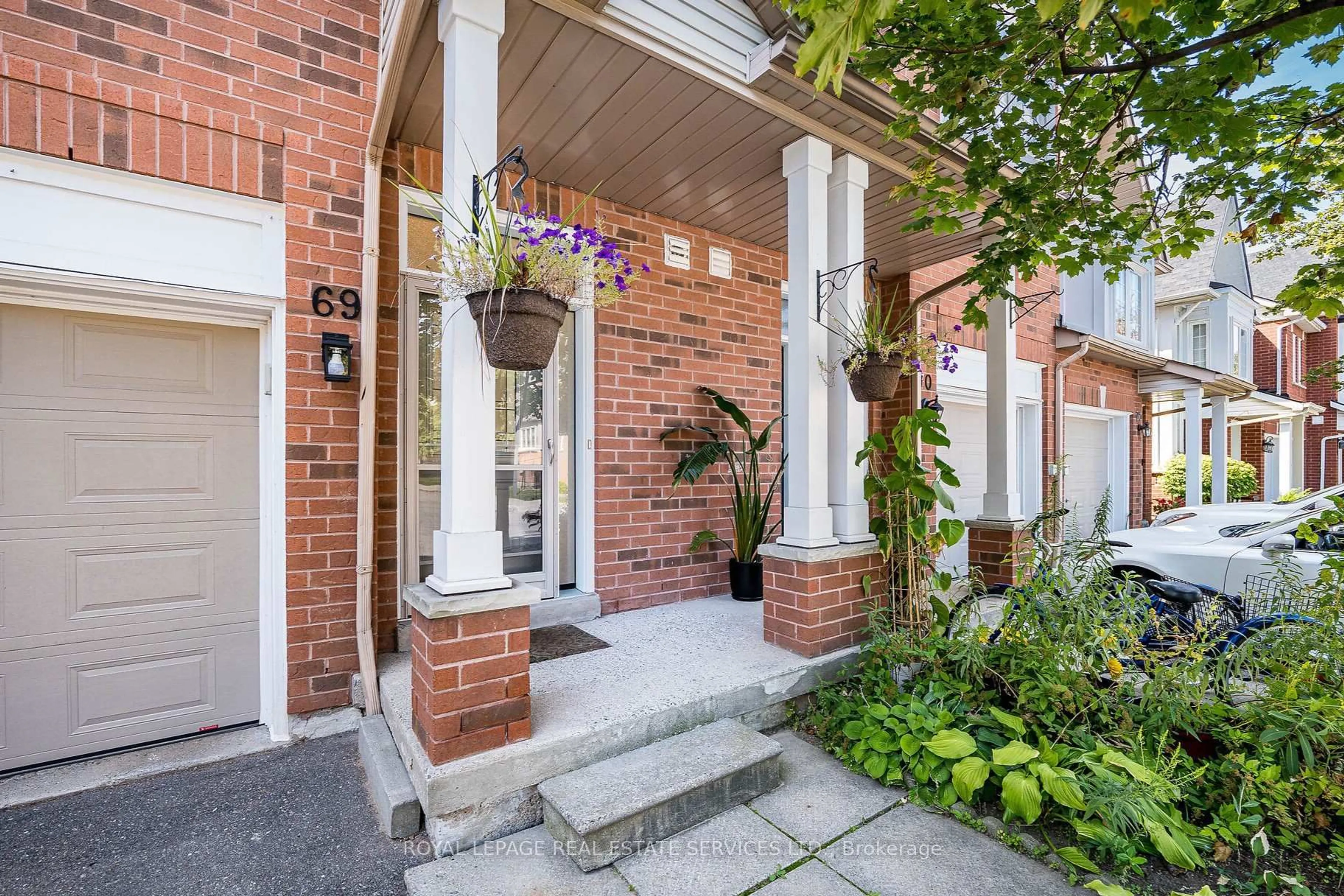 Home with brick exterior material, street for 1588 South Parade Crt #69, Mississauga Ontario L5M 6E7