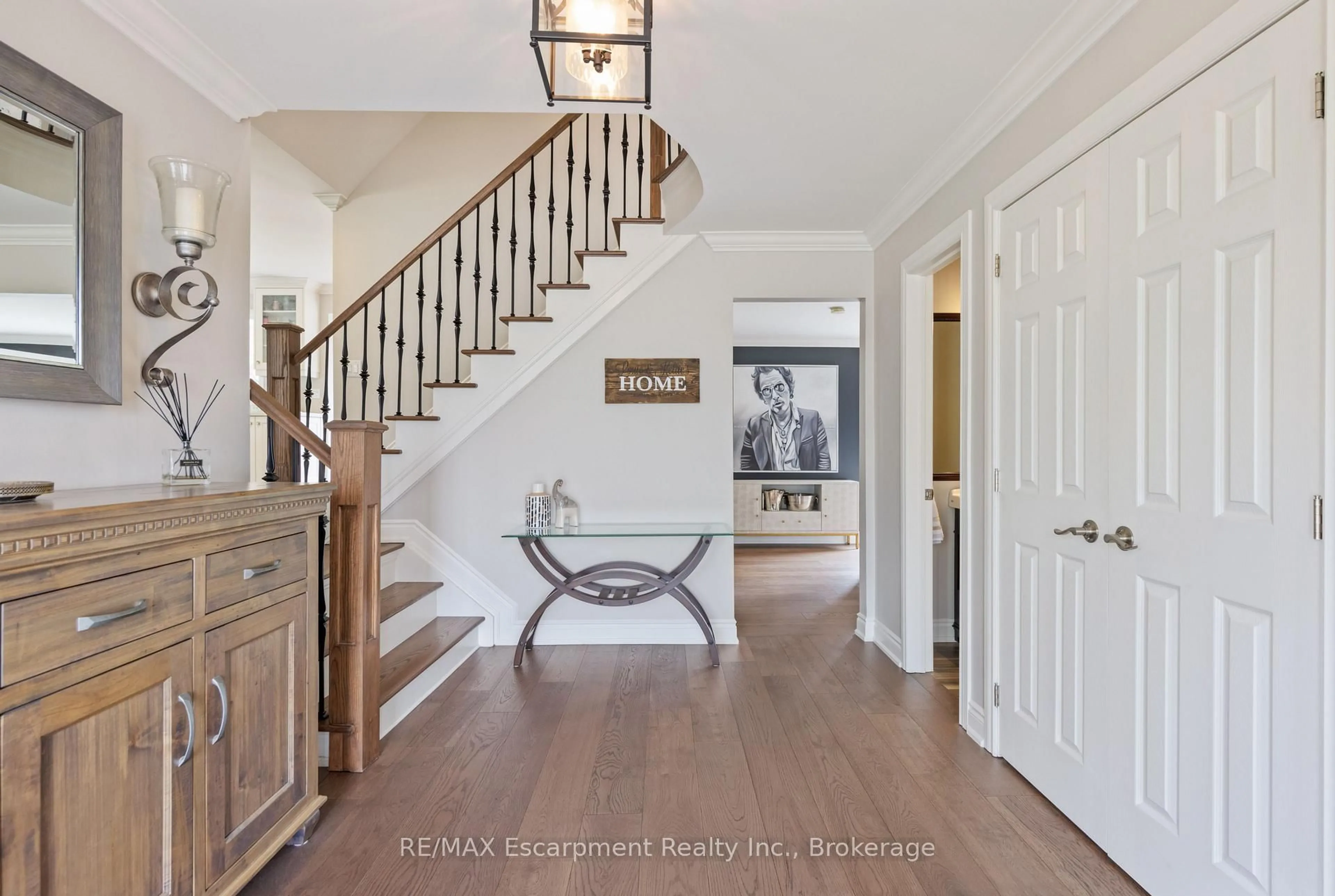 Indoor entryway for 2119 Agincourt Cres, Burlington Ontario L7P 1P3