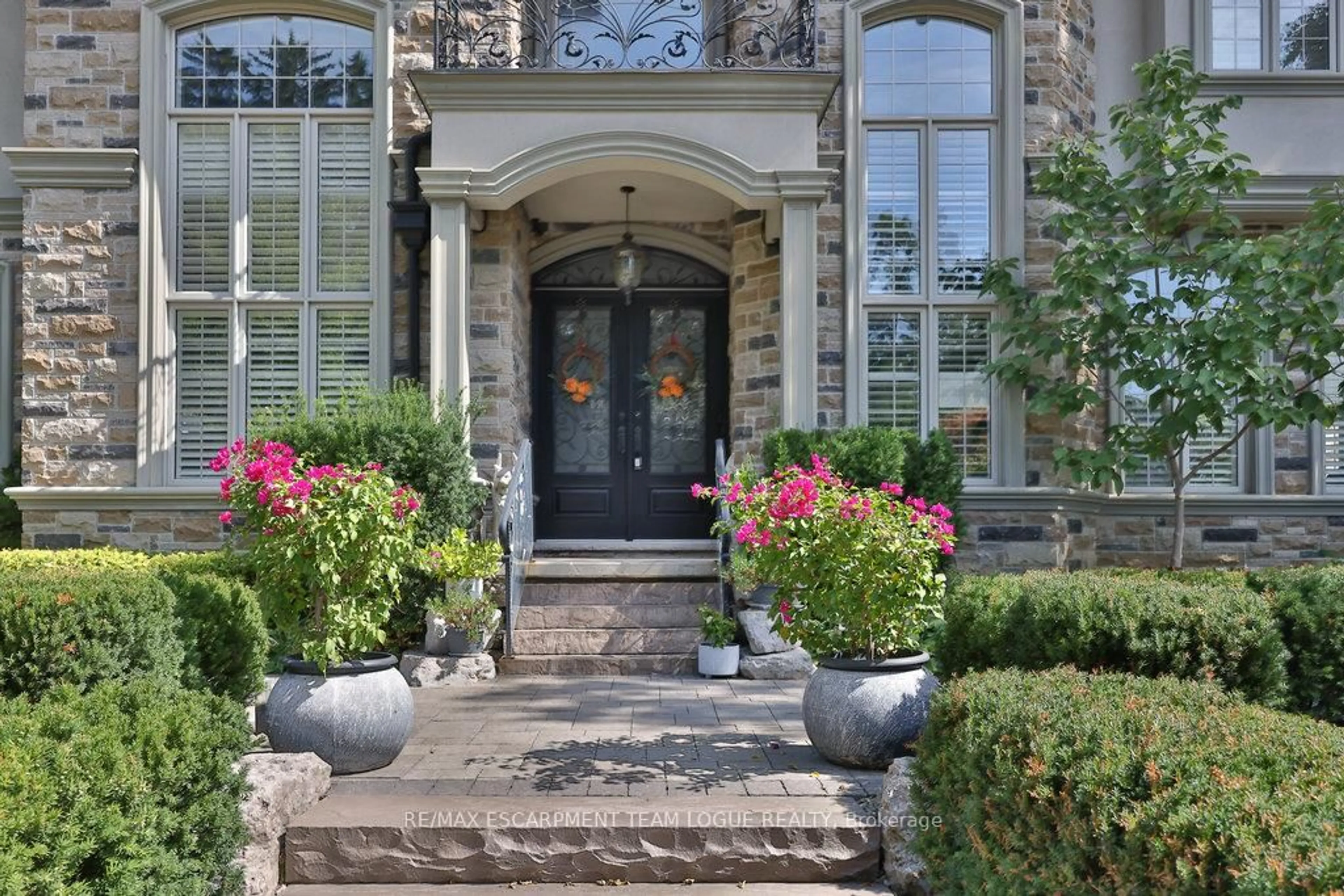 Indoor entryway for 2229 Lakeshore Rd, Burlington Ontario L7R 1B1