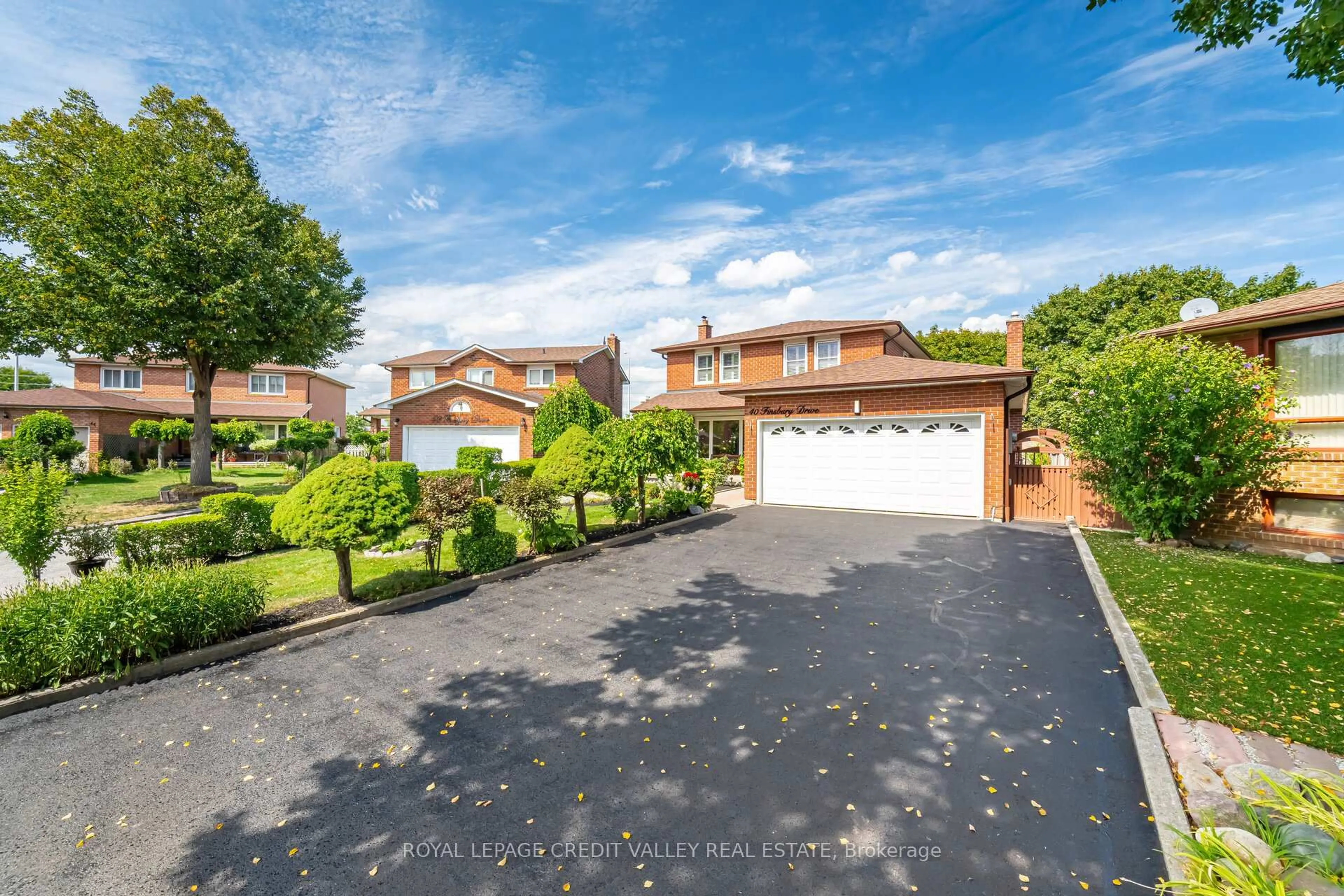A pic from outside/outdoor area/front of a property/back of a property/a pic from drone, street for 40 Finsbury Dr, Brampton Ontario L6T 3P9