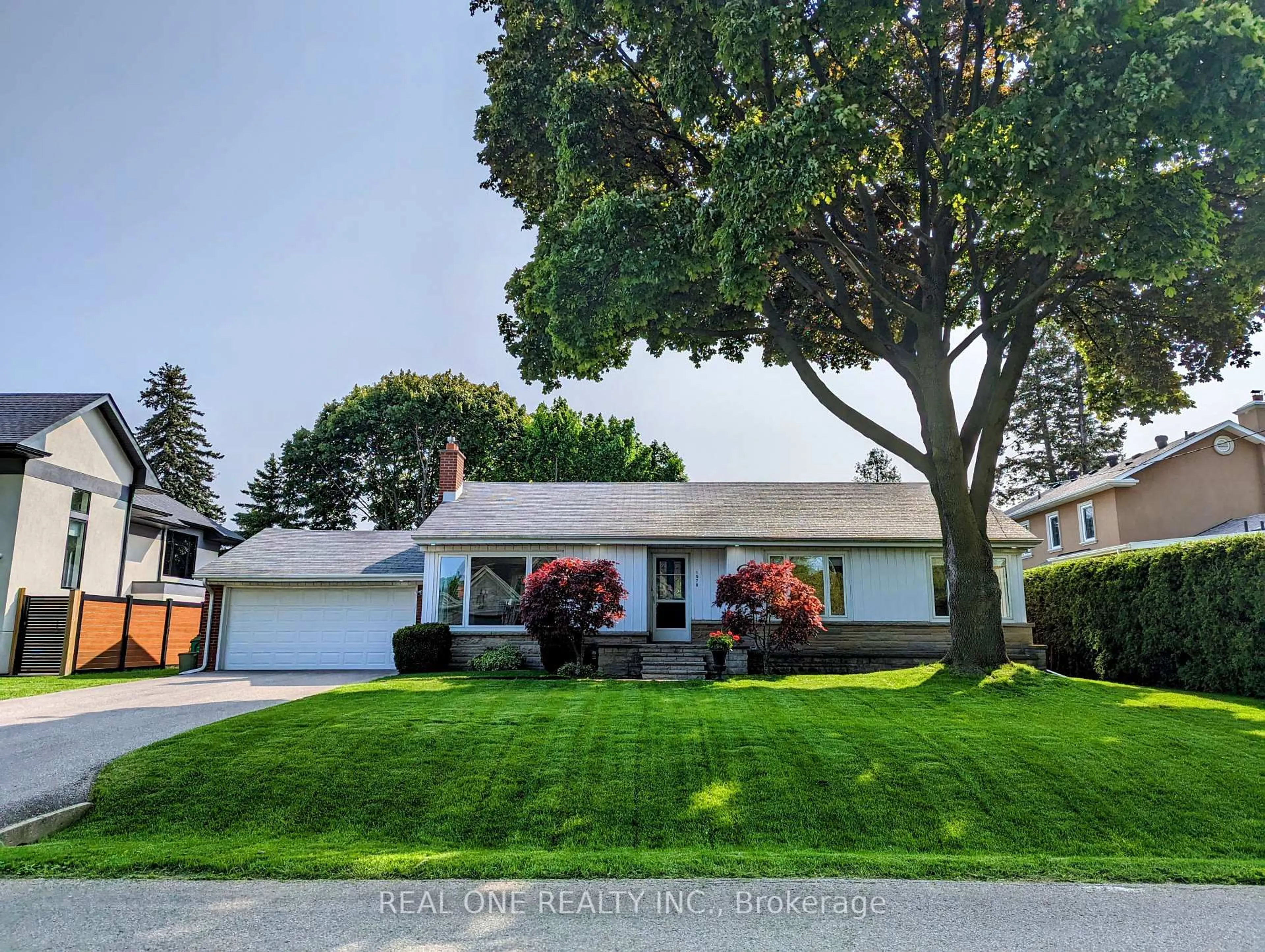 Home with vinyl exterior material, street for 1570 Park Royale Blvd, Mississauga Ontario L5E 2Z4
