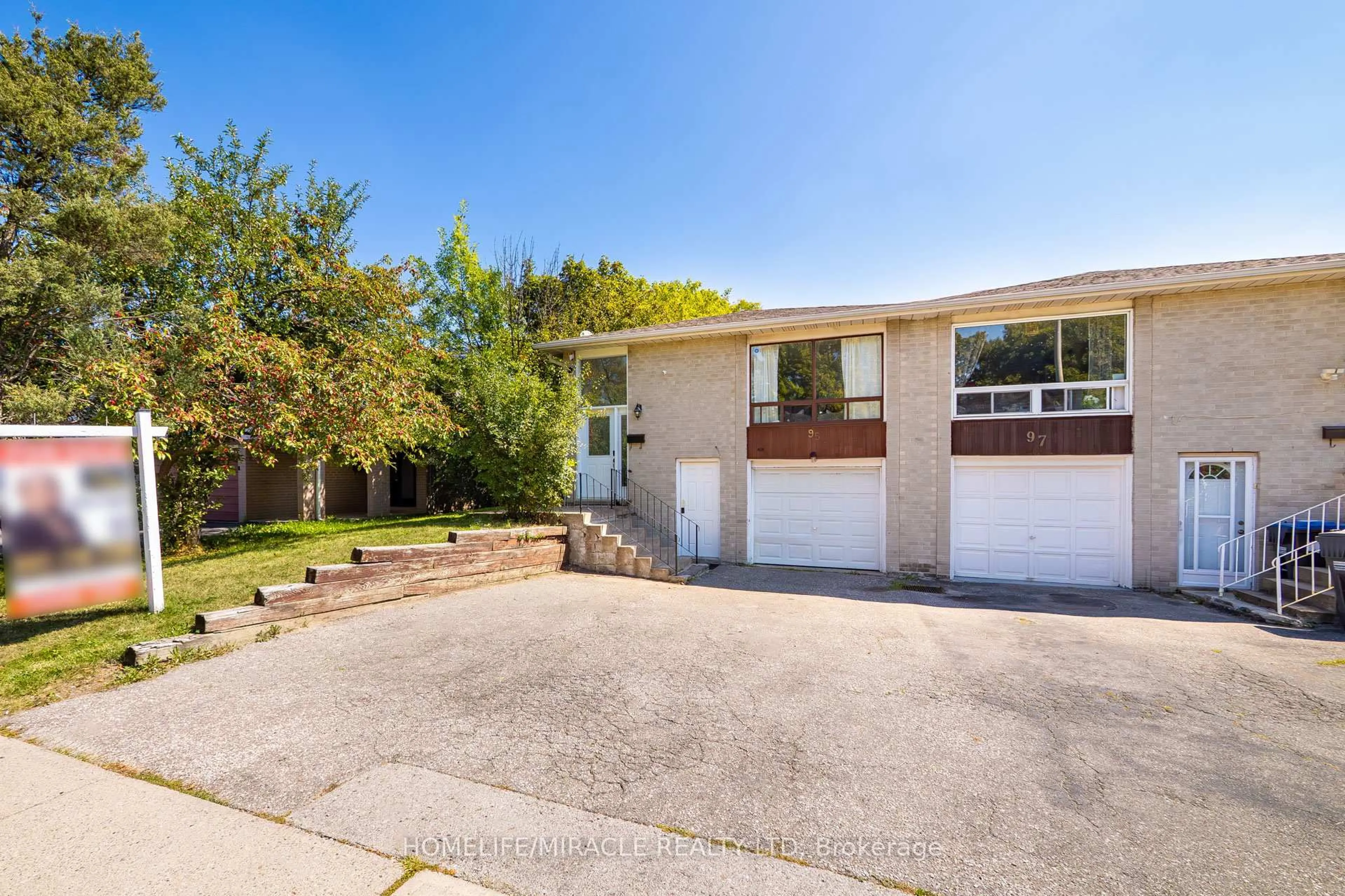 A pic from outside/outdoor area/front of a property/back of a property/a pic from drone, street for 95 Greenbriar Rd, Brampton Ontario L6S 2A4