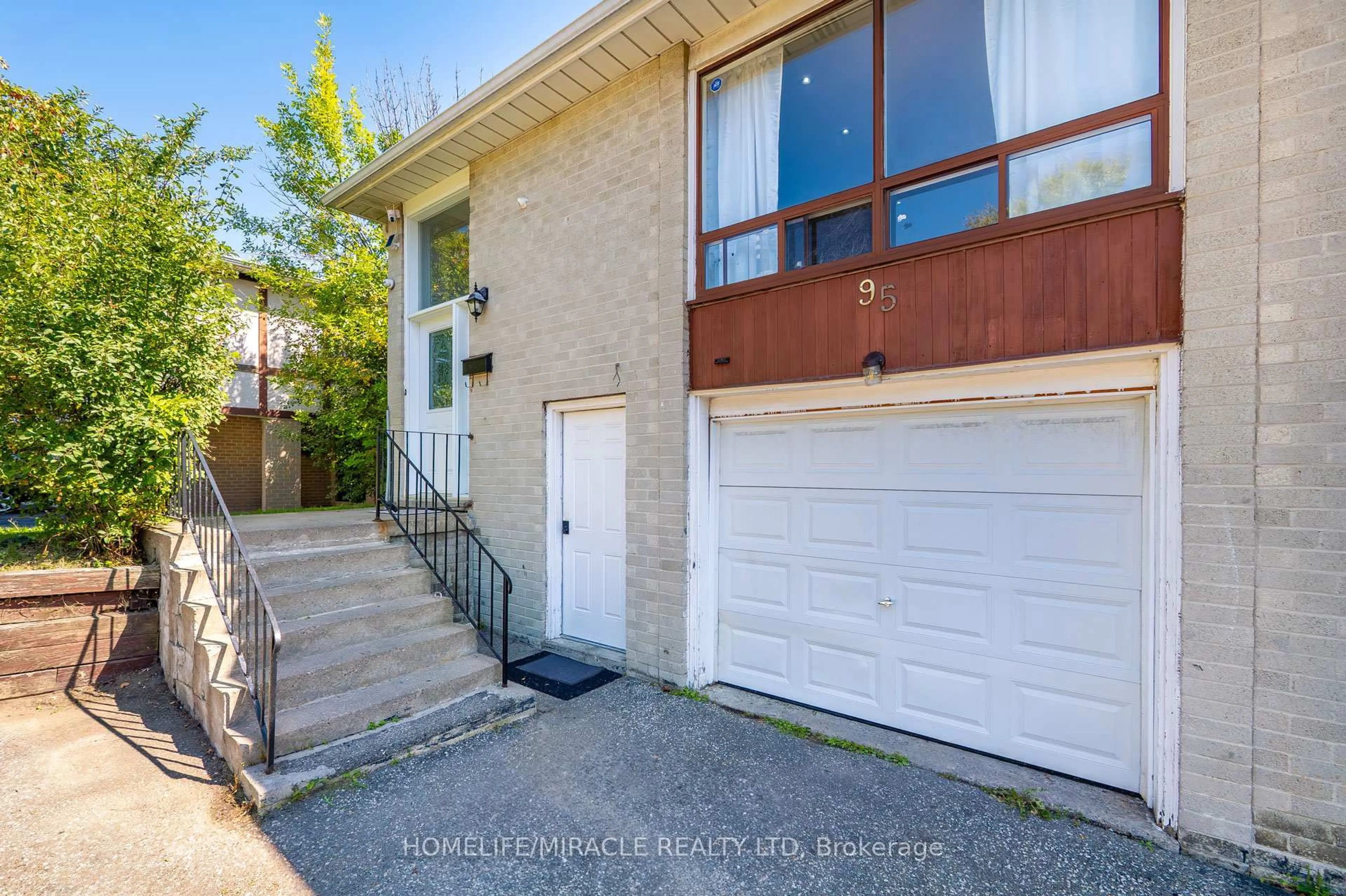 A pic from outside/outdoor area/front of a property/back of a property/a pic from drone, street for 95 Greenbriar Rd, Brampton Ontario L6S 2A4