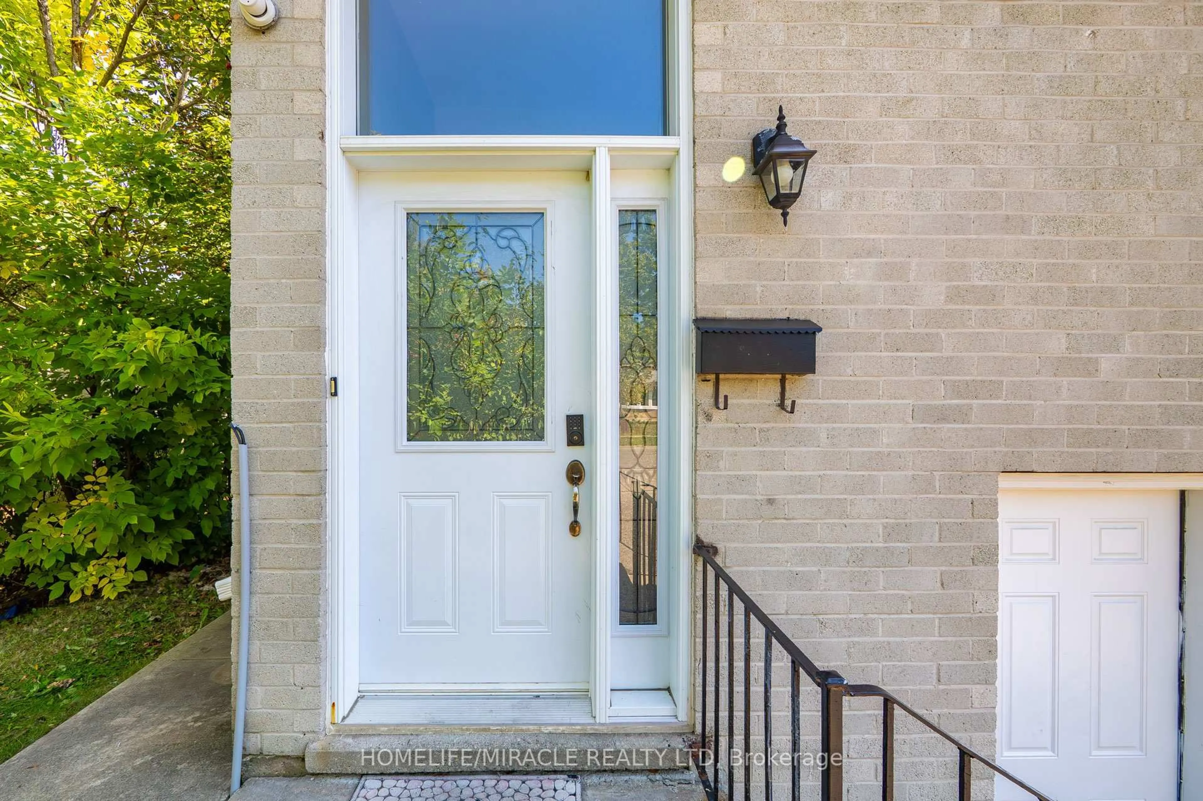 Indoor entryway for 95 Greenbriar Rd, Brampton Ontario L6S 2A4