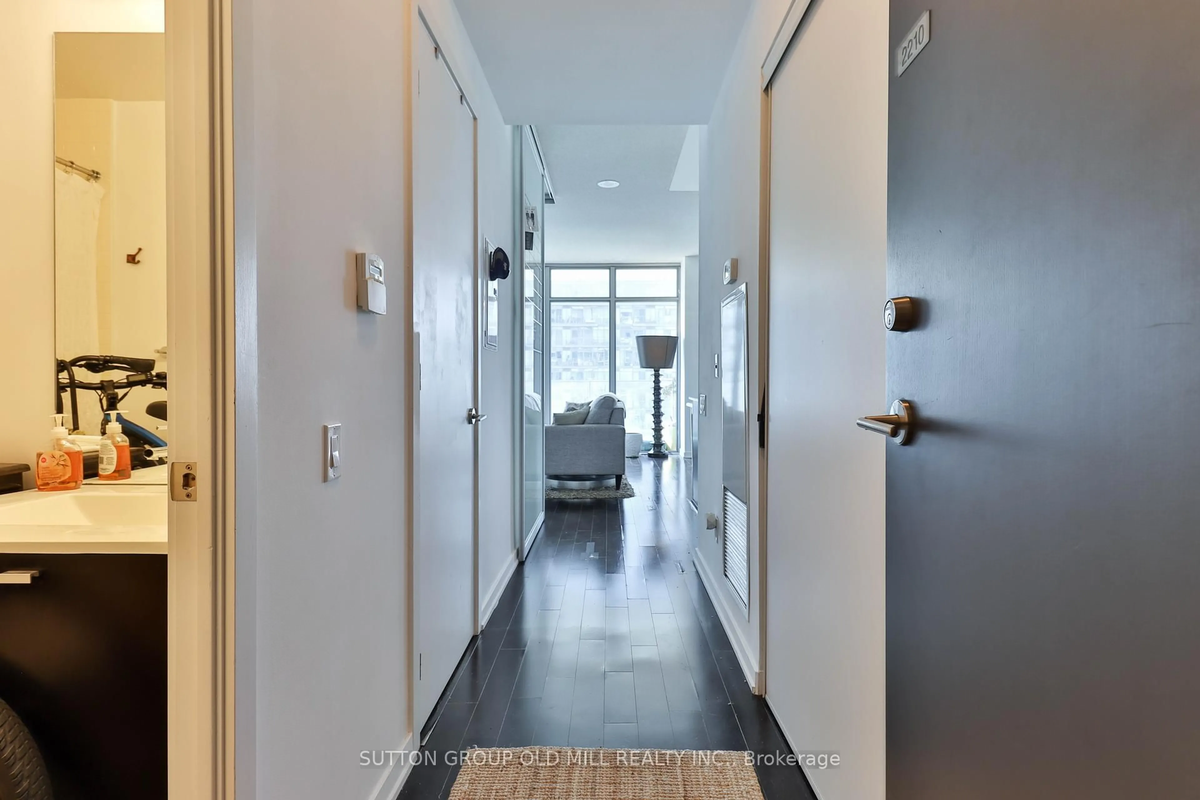 Indoor entryway for 103 The Queensway #2210, Toronto Ontario M6S 5B3