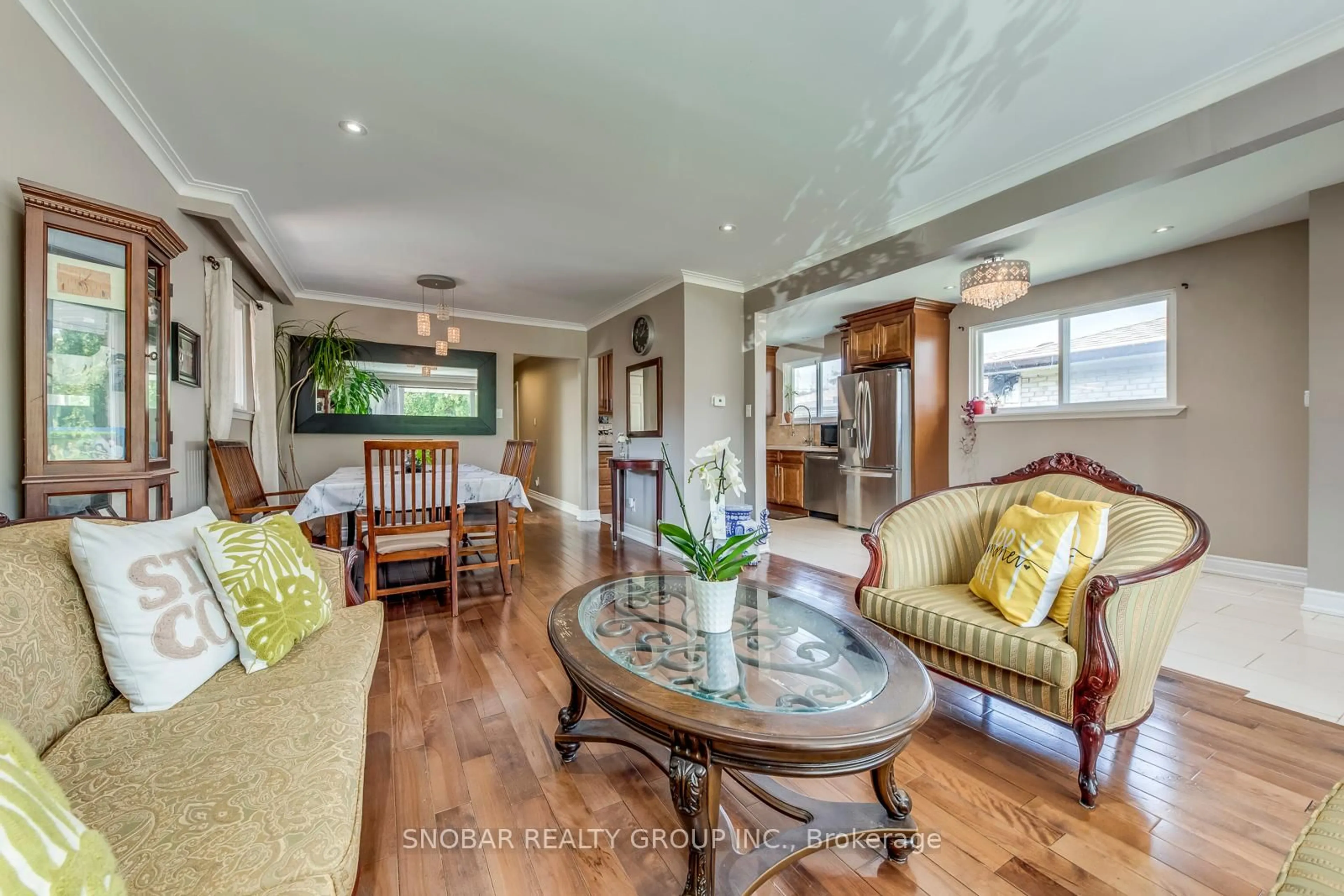 Living room with furniture, unknown for 5 Earldown Dr, Toronto Ontario M9R 2L4