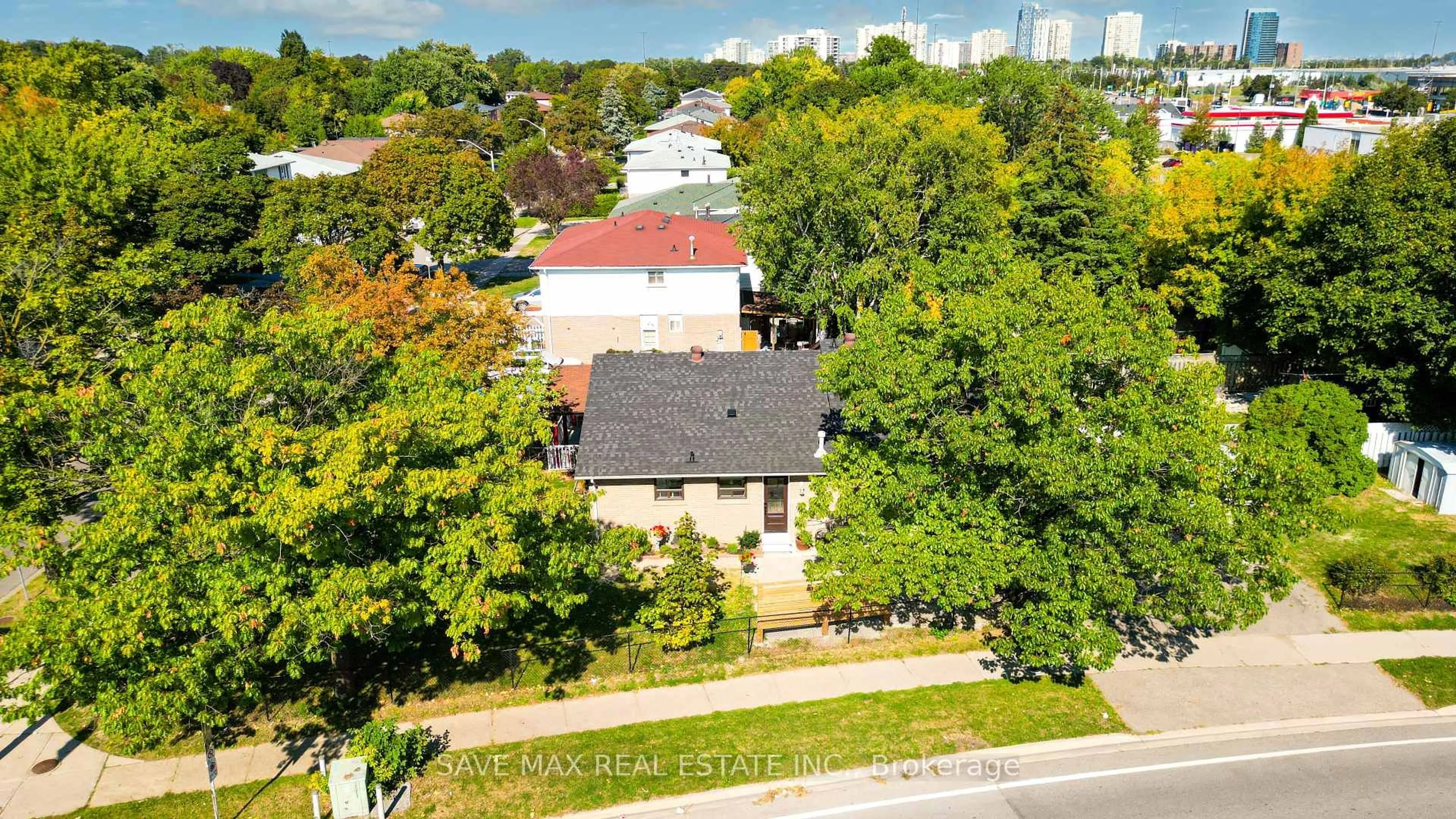 A pic from outside/outdoor area/front of a property/back of a property/a pic from drone, city buildings view from balcony for 93 Archdekin Dr, Brampton Ontario L6V 1Y8
