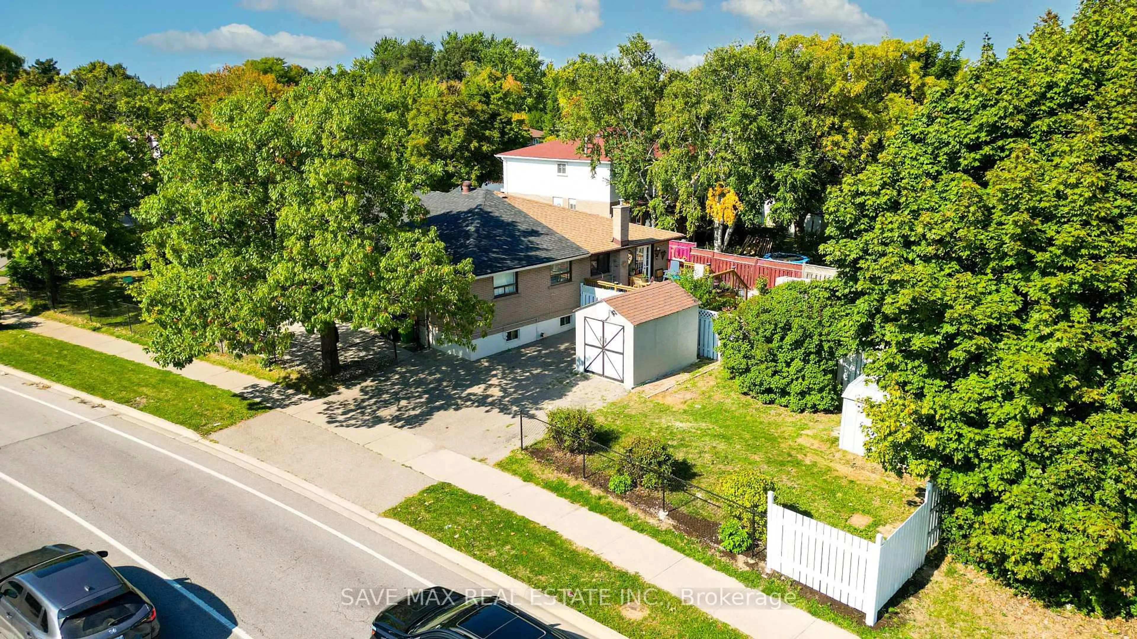 A pic from outside/outdoor area/front of a property/back of a property/a pic from drone, street for 93 Archdekin Dr, Brampton Ontario L6V 1Y8