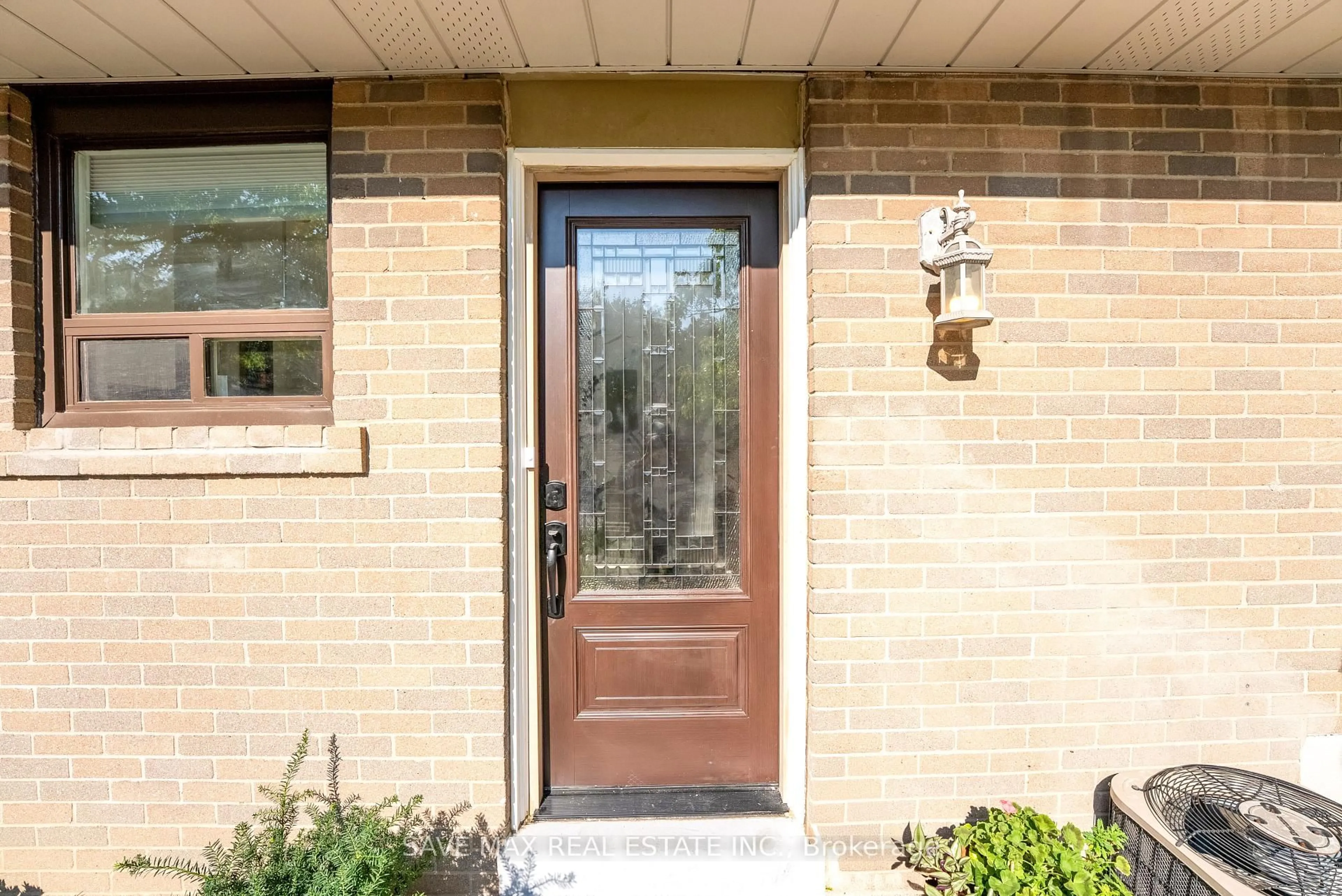 Indoor entryway for 93 Archdekin Dr, Brampton Ontario L6V 1Y8