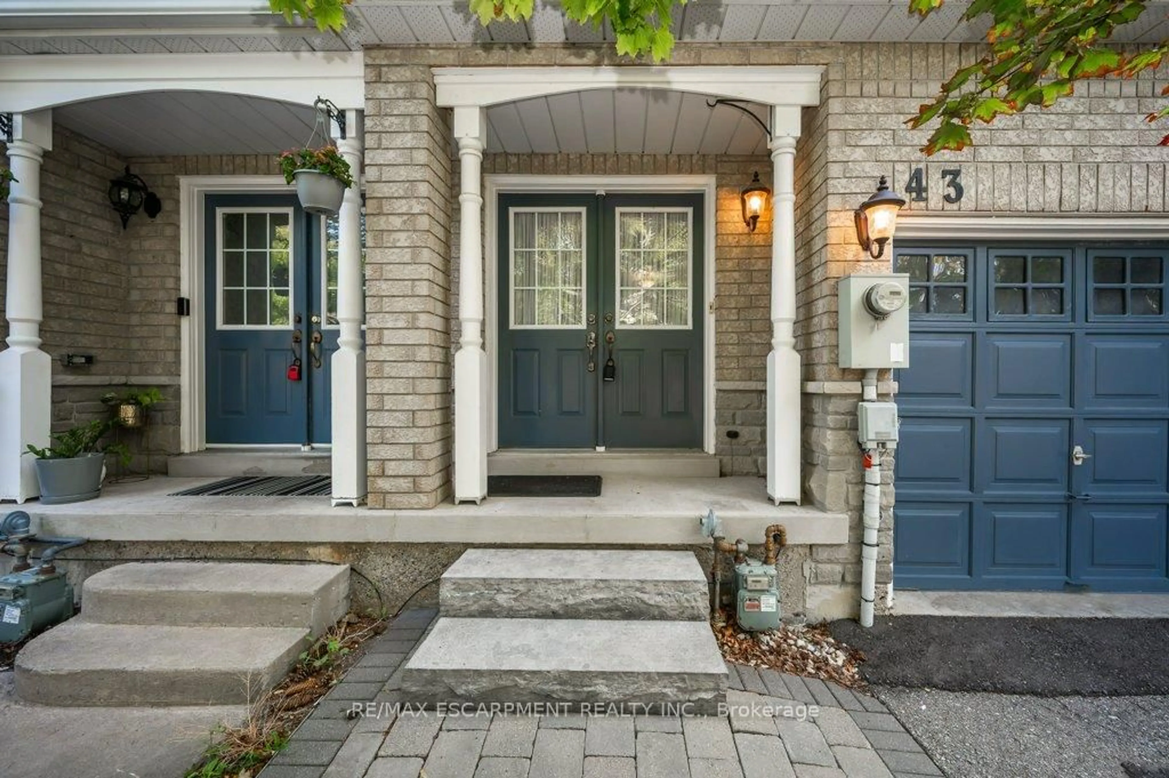 Indoor entryway for 43 Dominion Gardens Dr, Halton Hills Ontario L7G 6B2