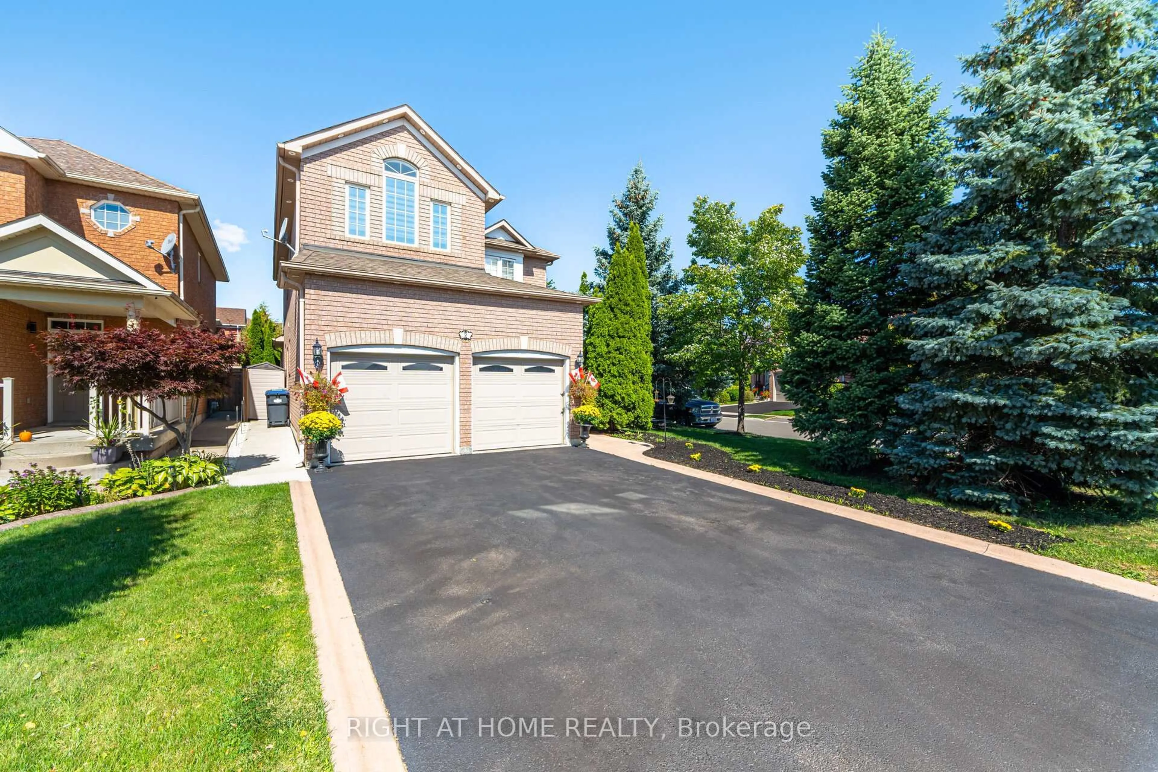 A pic from outside/outdoor area/front of a property/back of a property/a pic from drone, street for 2 Melrose Gdns, Brampton Ontario L7A 1J7