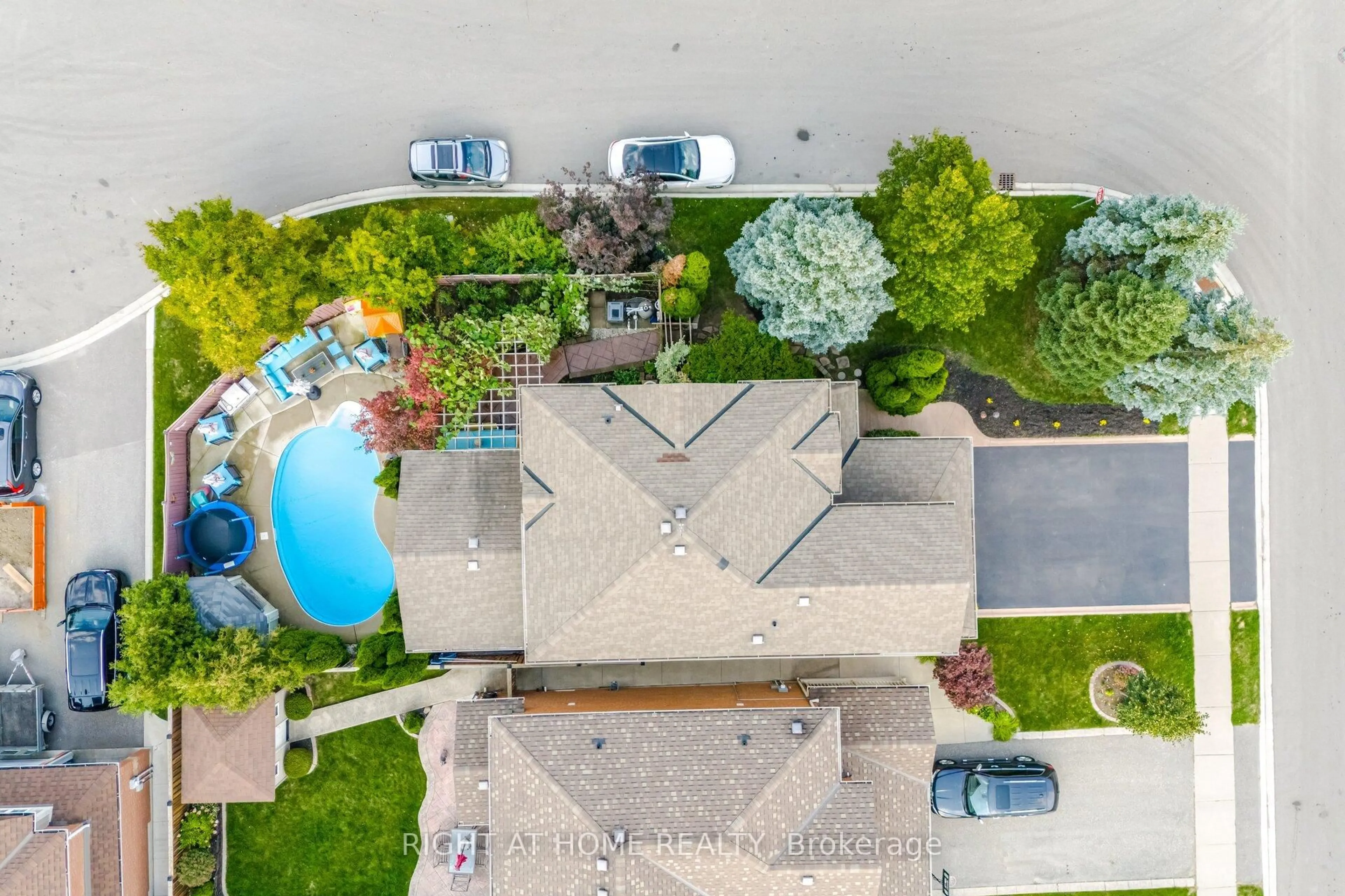 A pic from outside/outdoor area/front of a property/back of a property/a pic from drone, street for 2 Melrose Gdns, Brampton Ontario L7A 1J7