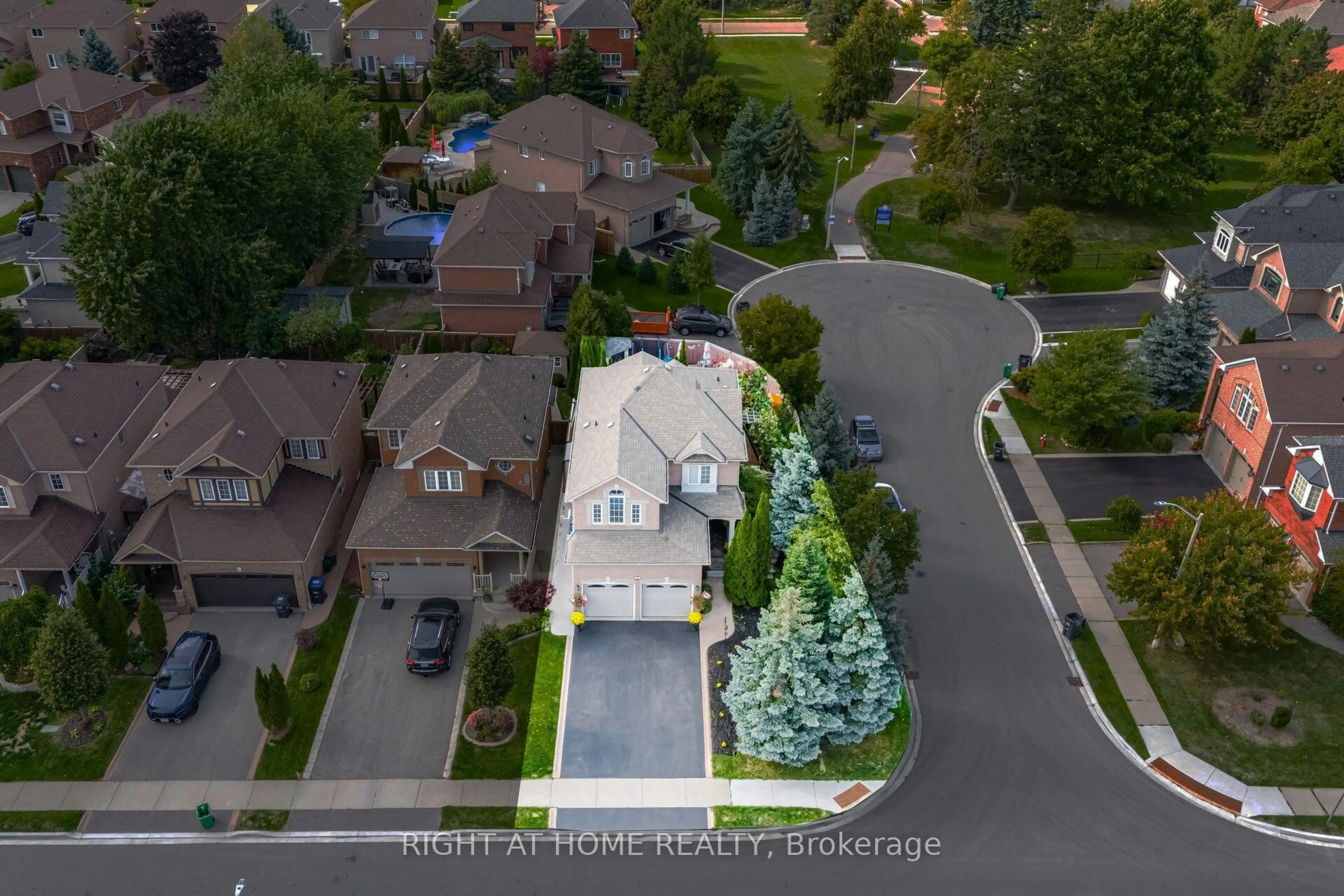A pic from outside/outdoor area/front of a property/back of a property/a pic from drone, street for 2 Melrose Gdns, Brampton Ontario L7A 1J7