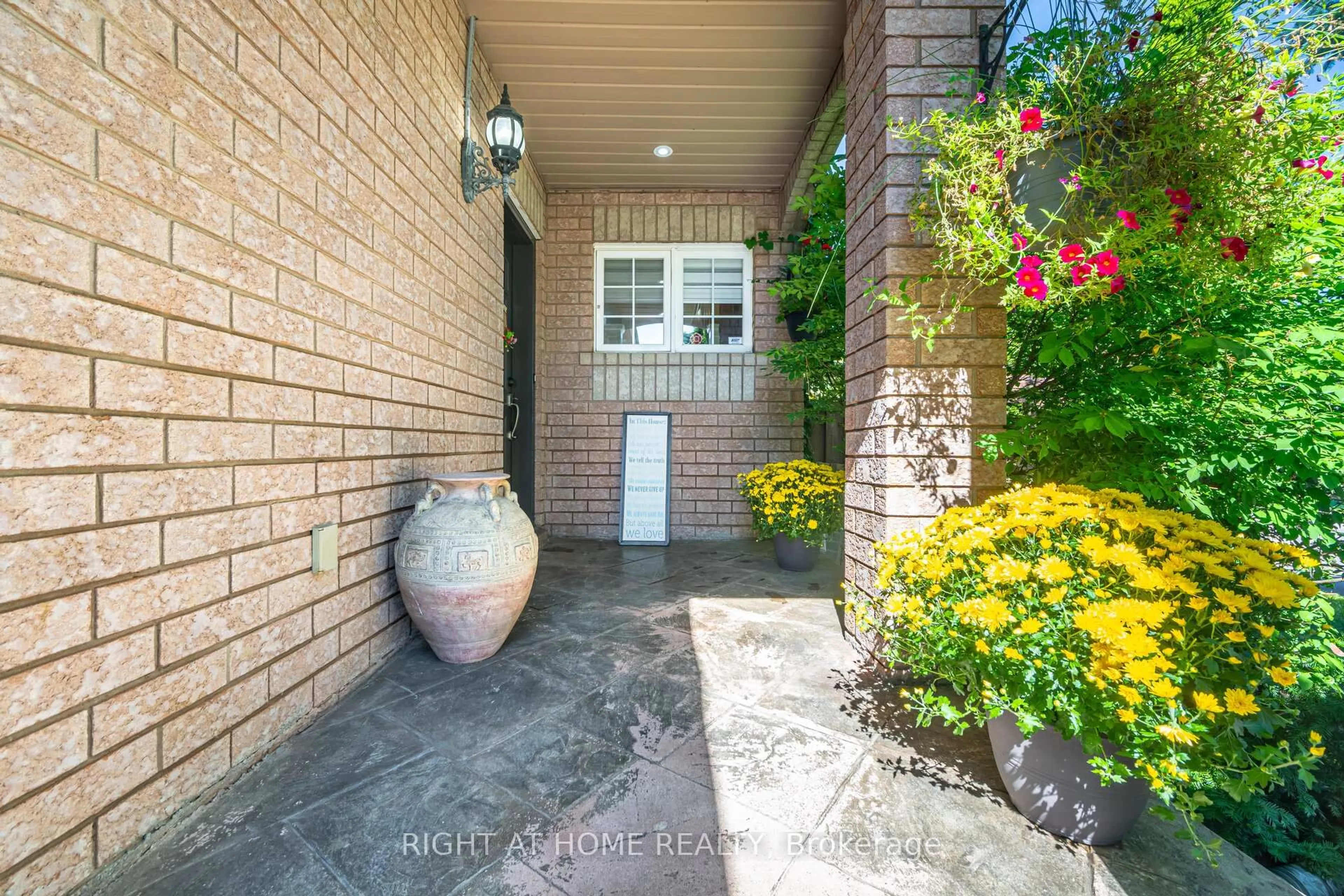 Indoor entryway for 2 Melrose Gdns, Brampton Ontario L7A 1J7