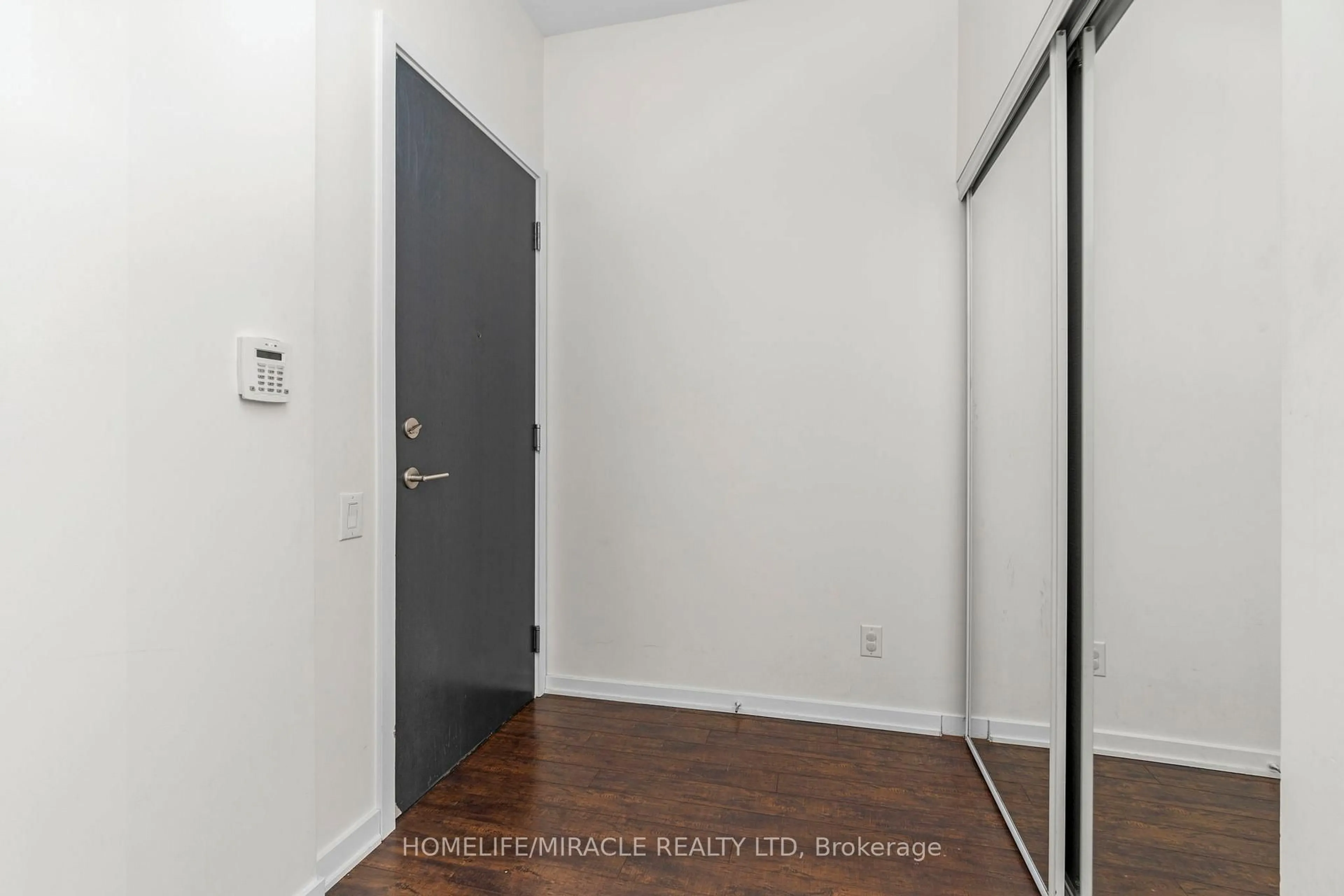 Indoor entryway for 105 The Queensway Ave #3410, Toronto Ontario M6S 5B5