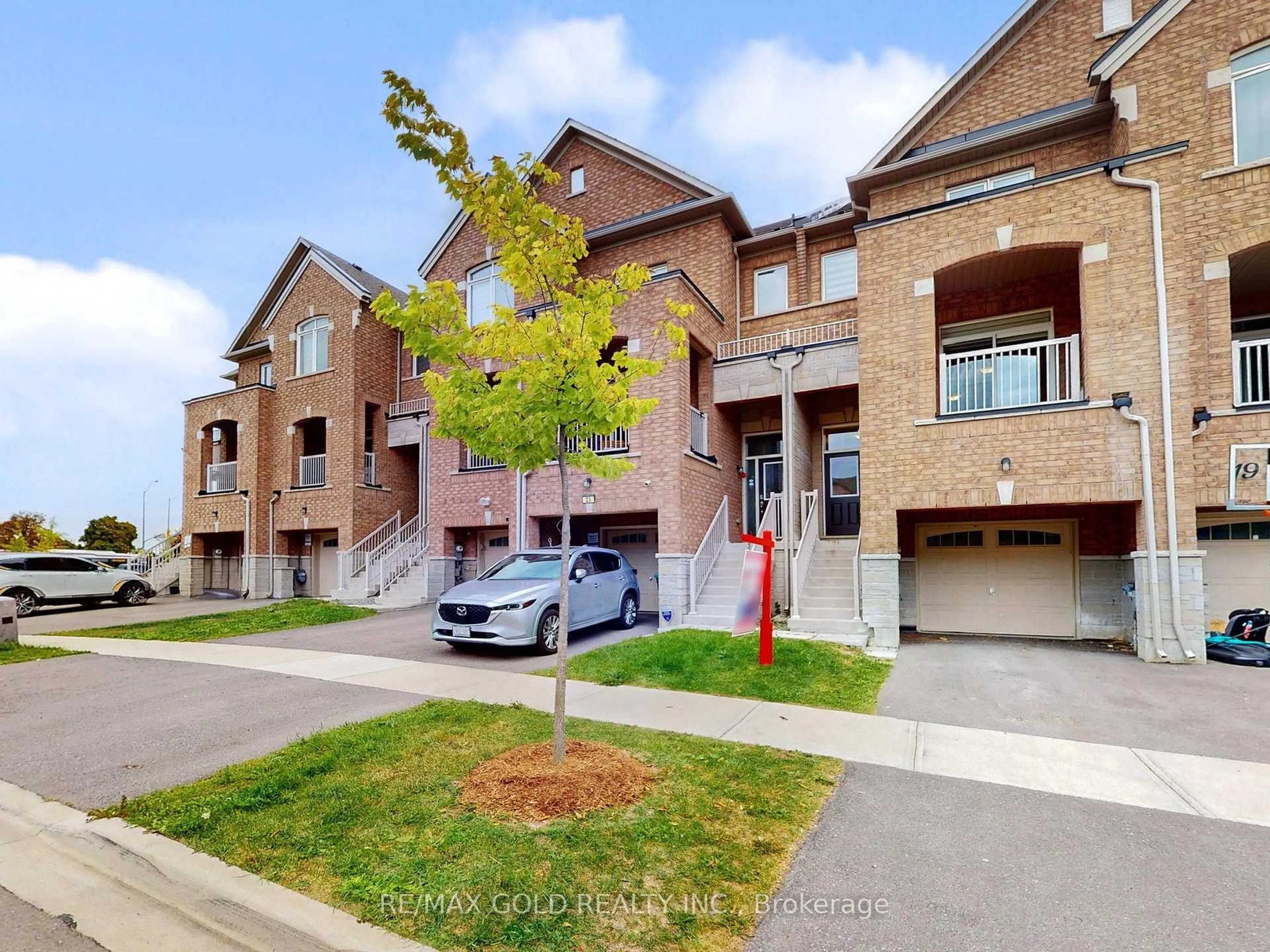 A pic from outside/outdoor area/front of a property/back of a property/a pic from drone, street for 21 Gemma Pl, Brampton Ontario L6Z 0J5