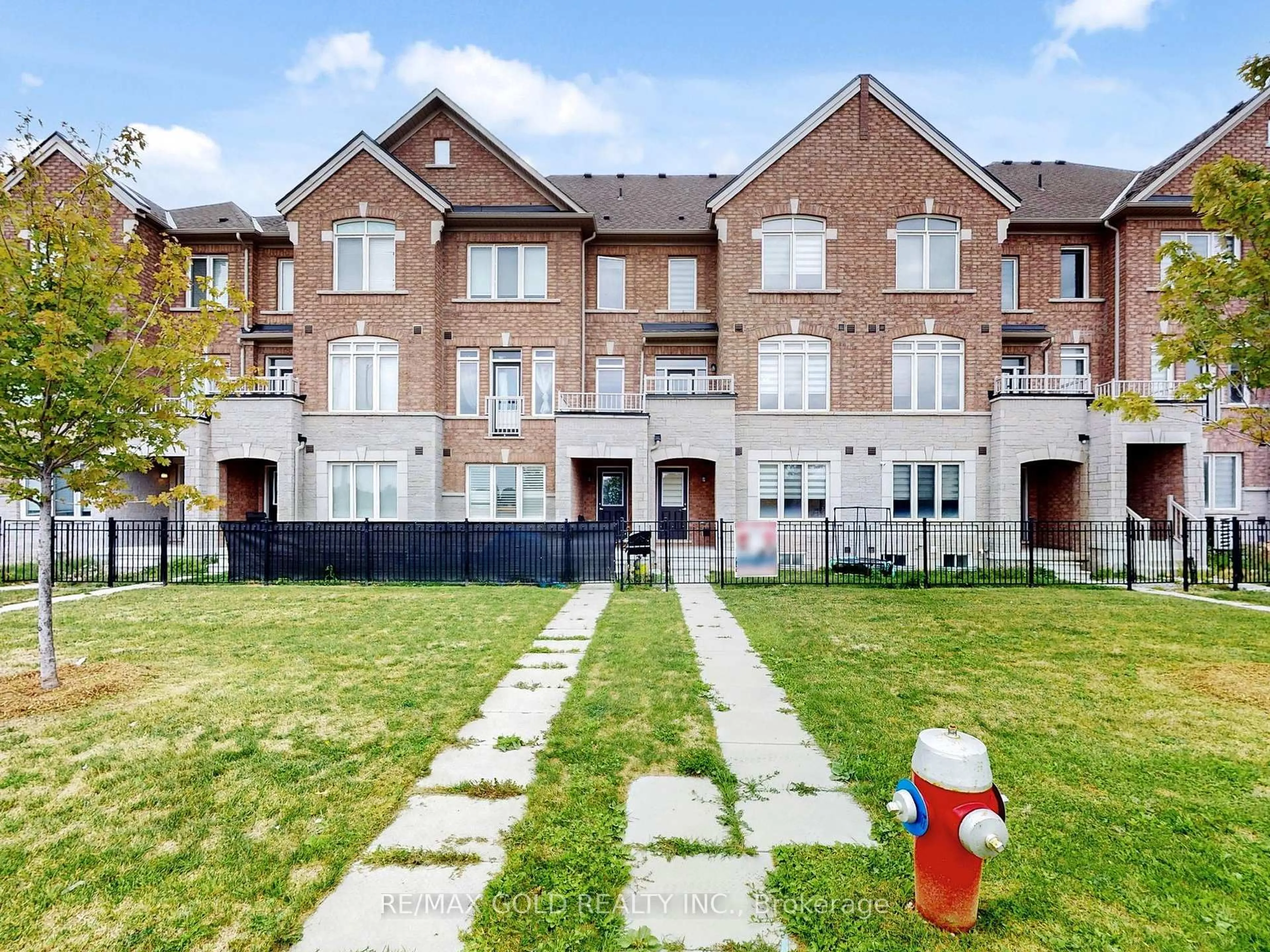 A pic from outside/outdoor area/front of a property/back of a property/a pic from drone, street for 21 Gemma Pl, Brampton Ontario L6Z 0J5
