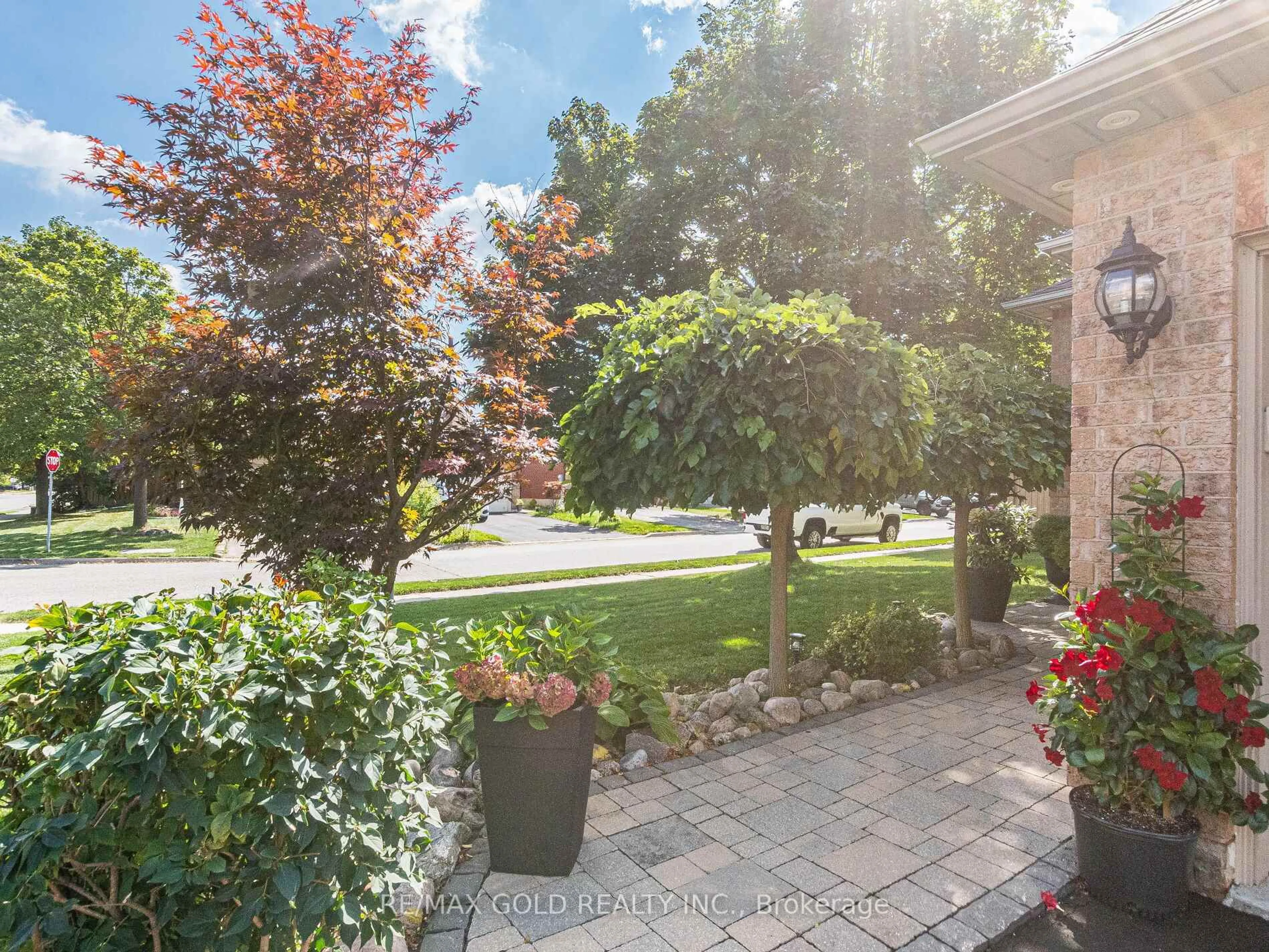 Patio, street for 98 Springview Dr, Brampton Ontario L6X 4L1