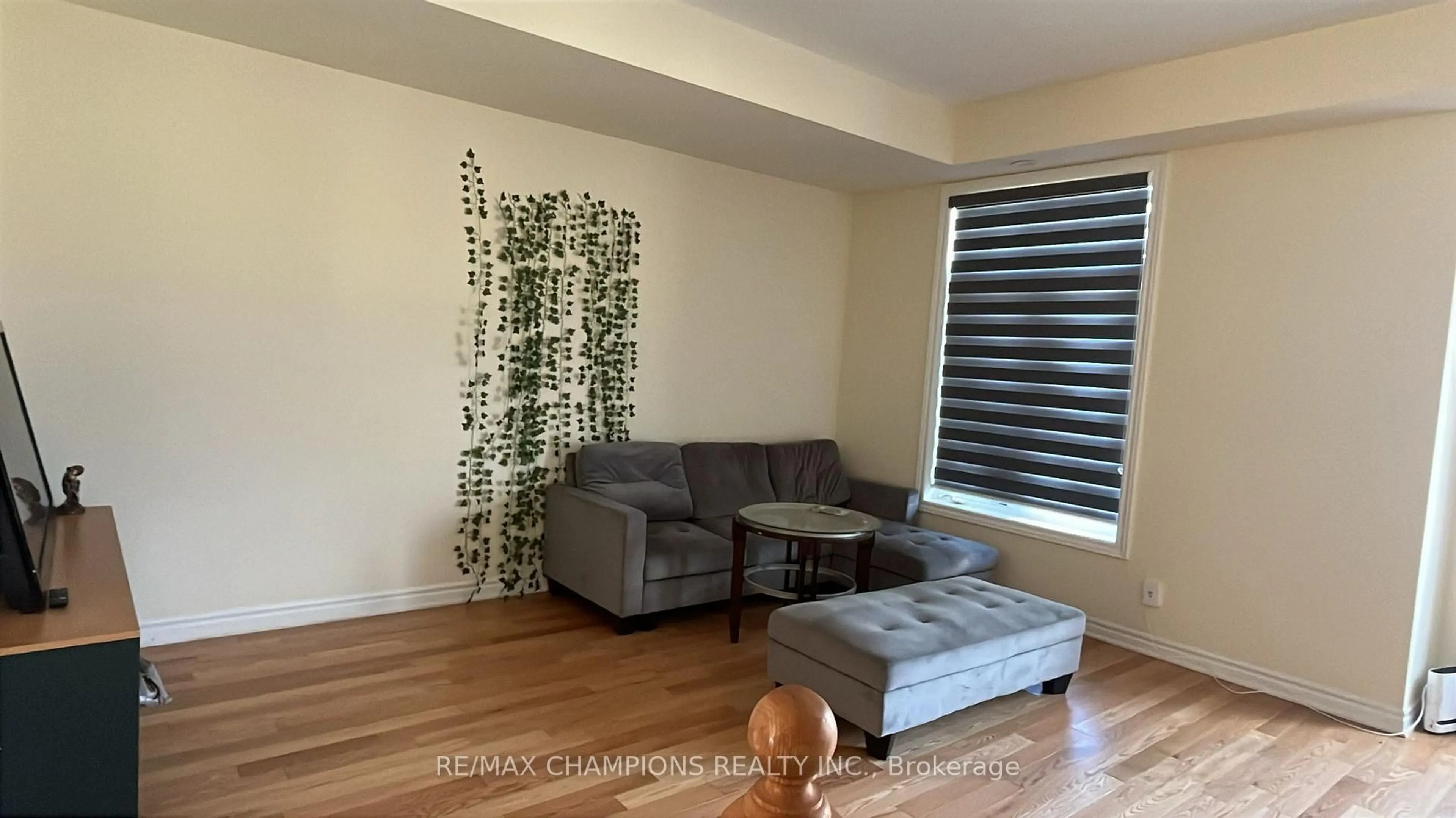 Living room with furniture, wood/laminate floor for 6 McCormack Rd, Caledon Ontario L7C 0Y9