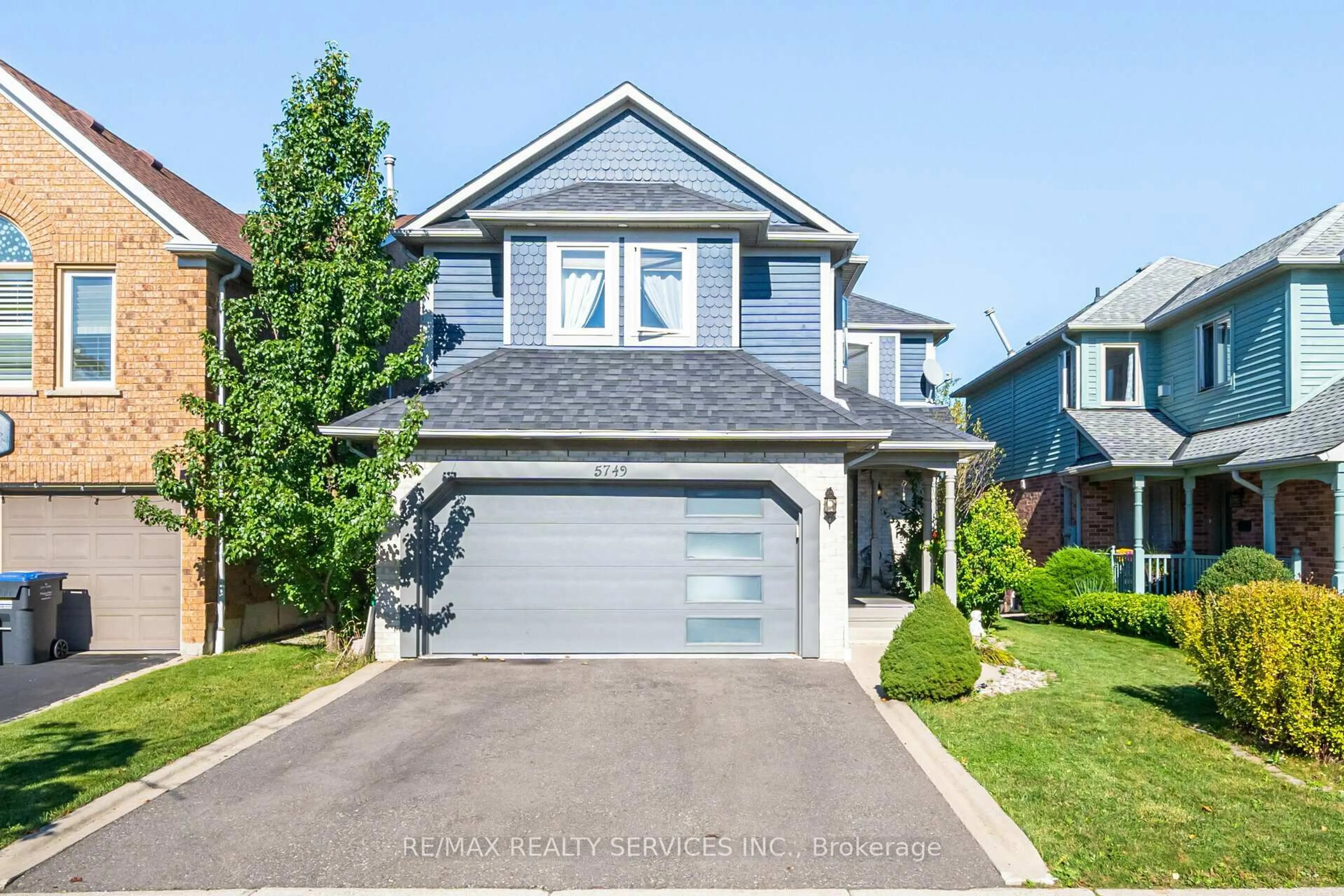 Home with vinyl exterior material, street for 5749 Greensboro Dr, Mississauga Ontario L5M 5T8