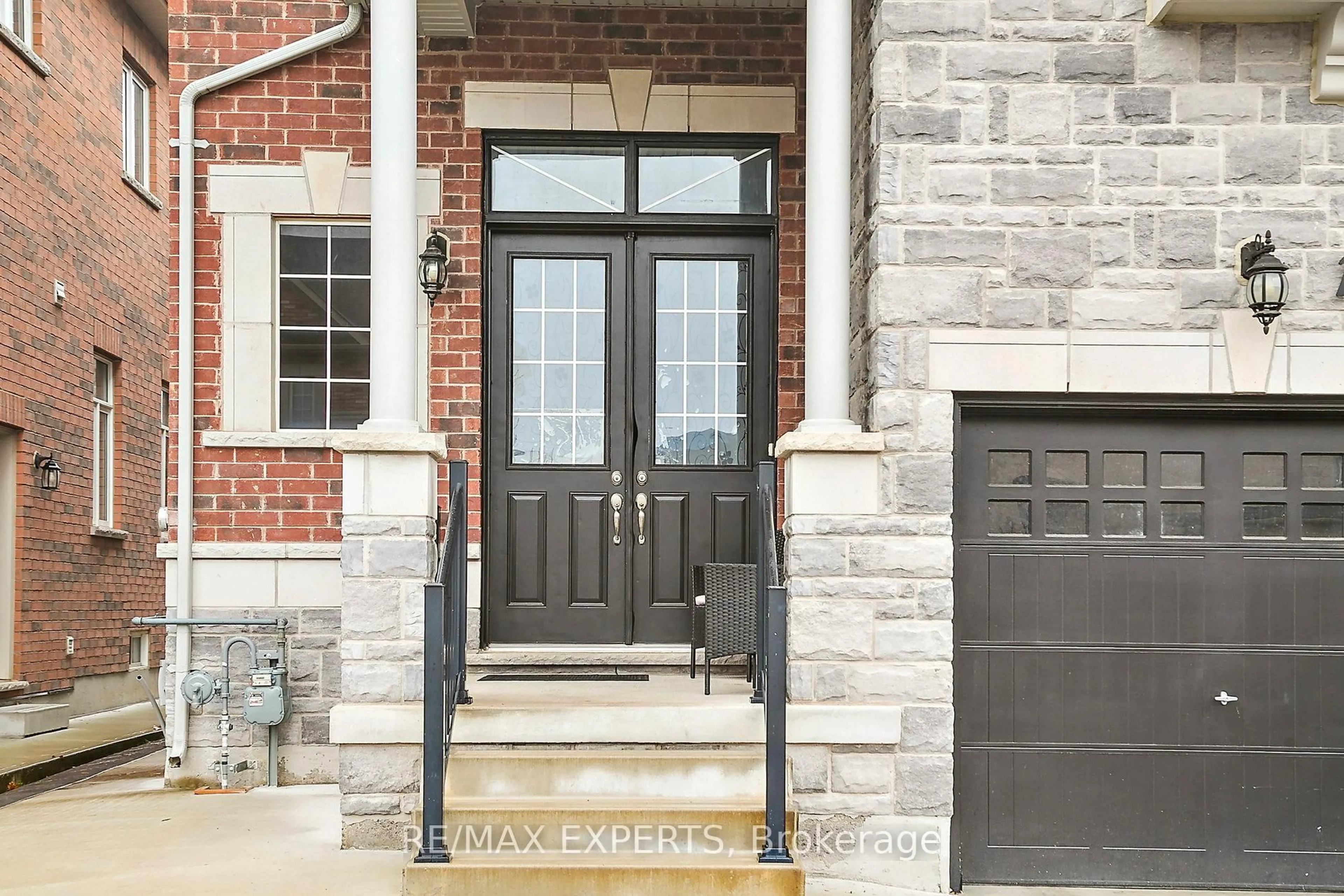 Indoor entryway for 17 Monarch Dr, Halton Hills Ontario L7G 0H9