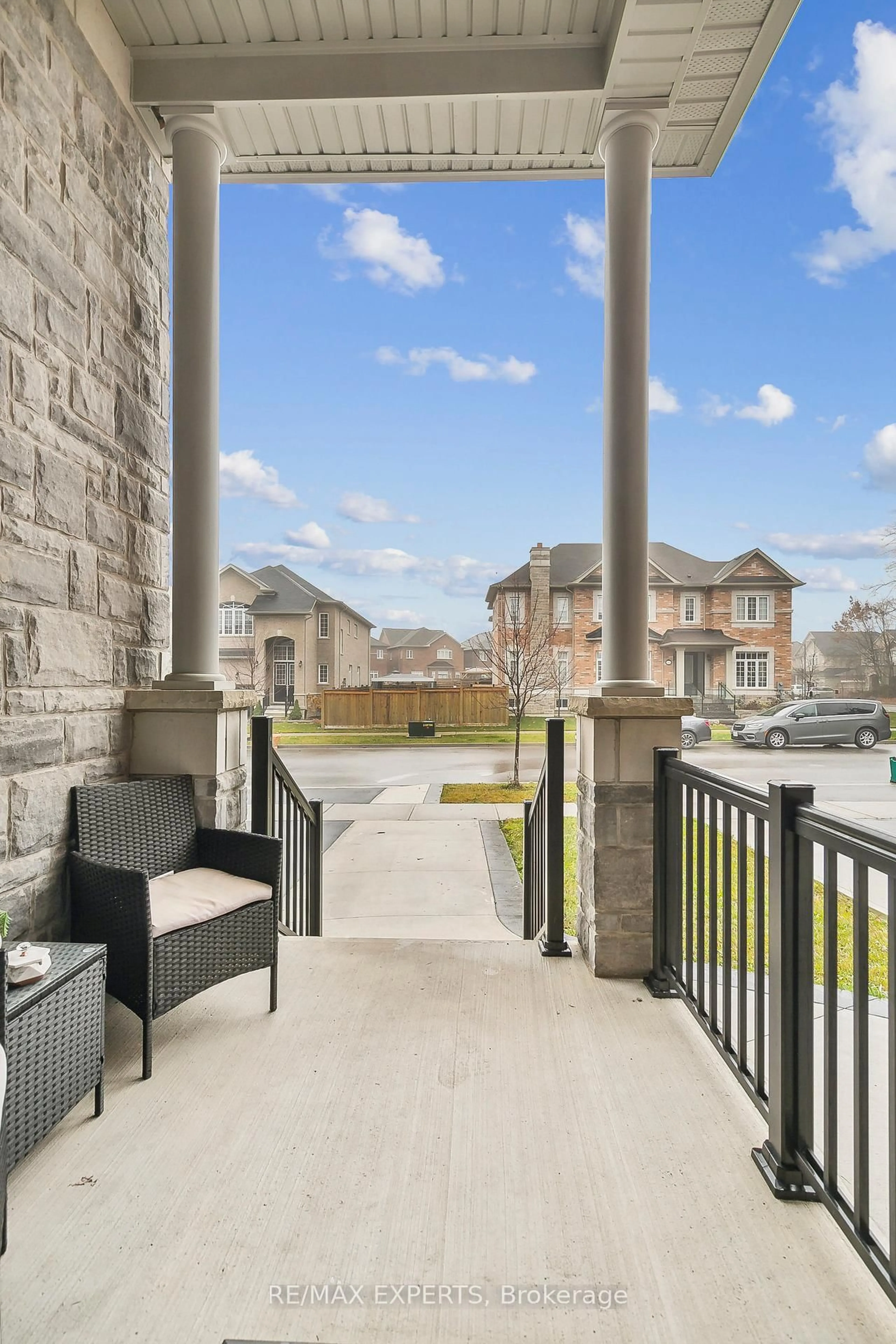 Patio, street for 17 Monarch Dr, Halton Hills Ontario L7G 0H9