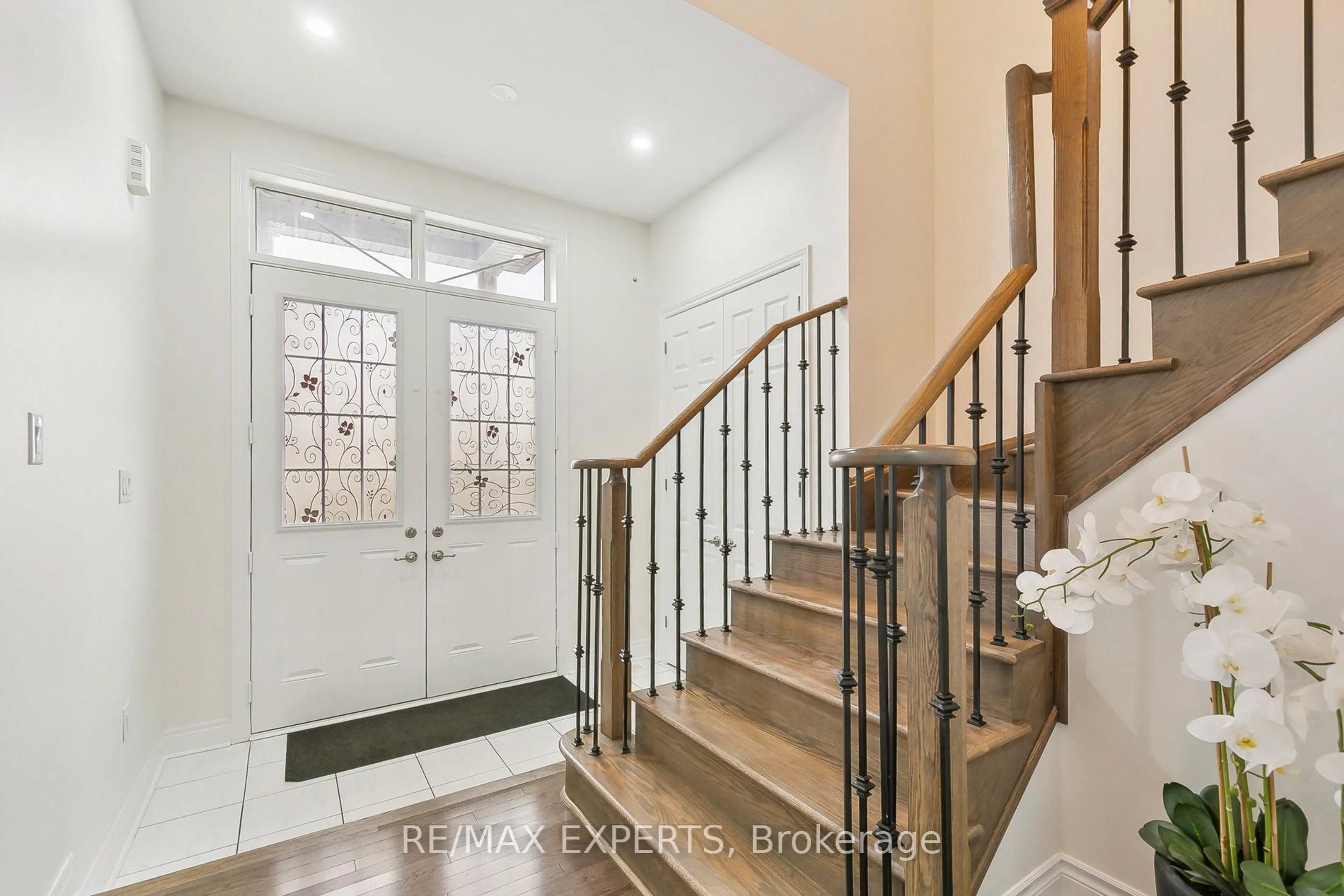 Indoor entryway for 17 Monarch Dr, Halton Hills Ontario L7G 0H9