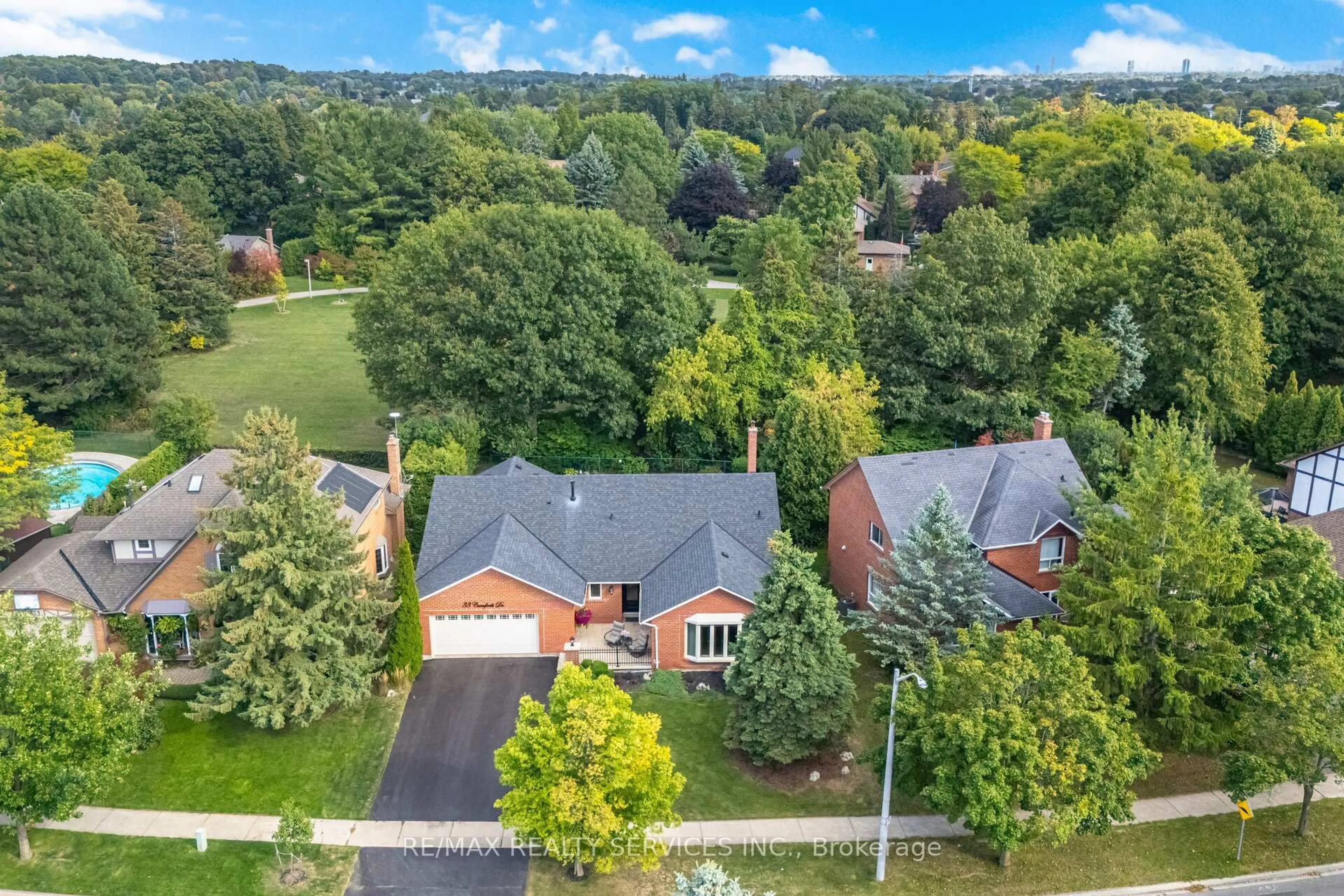 A pic from outside/outdoor area/front of a property/back of a property/a pic from drone, street for 33 Carnforth Dr, Brampton Ontario L6Z 1T8