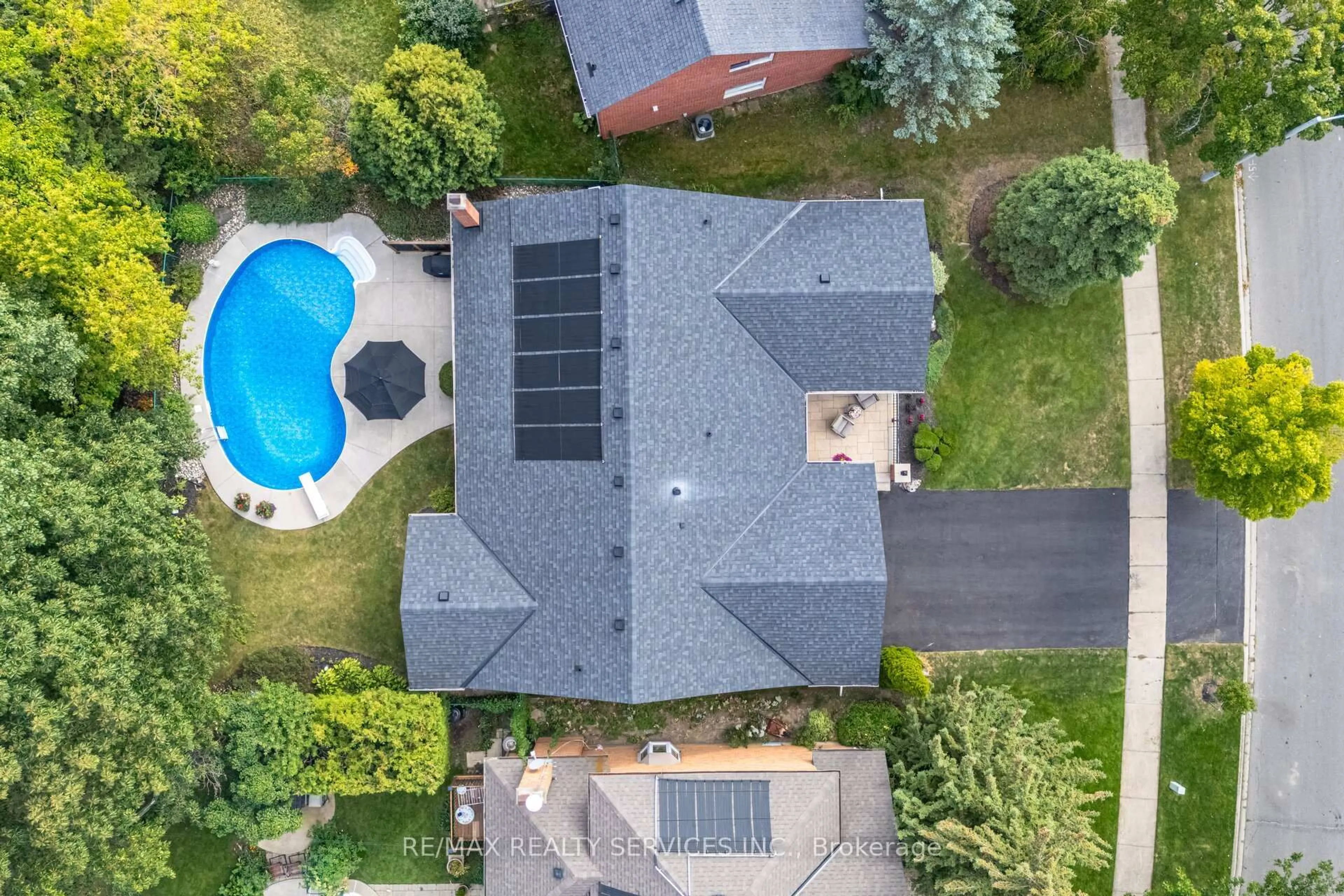 A pic from outside/outdoor area/front of a property/back of a property/a pic from drone, unknown for 33 Carnforth Dr, Brampton Ontario L6Z 1T8