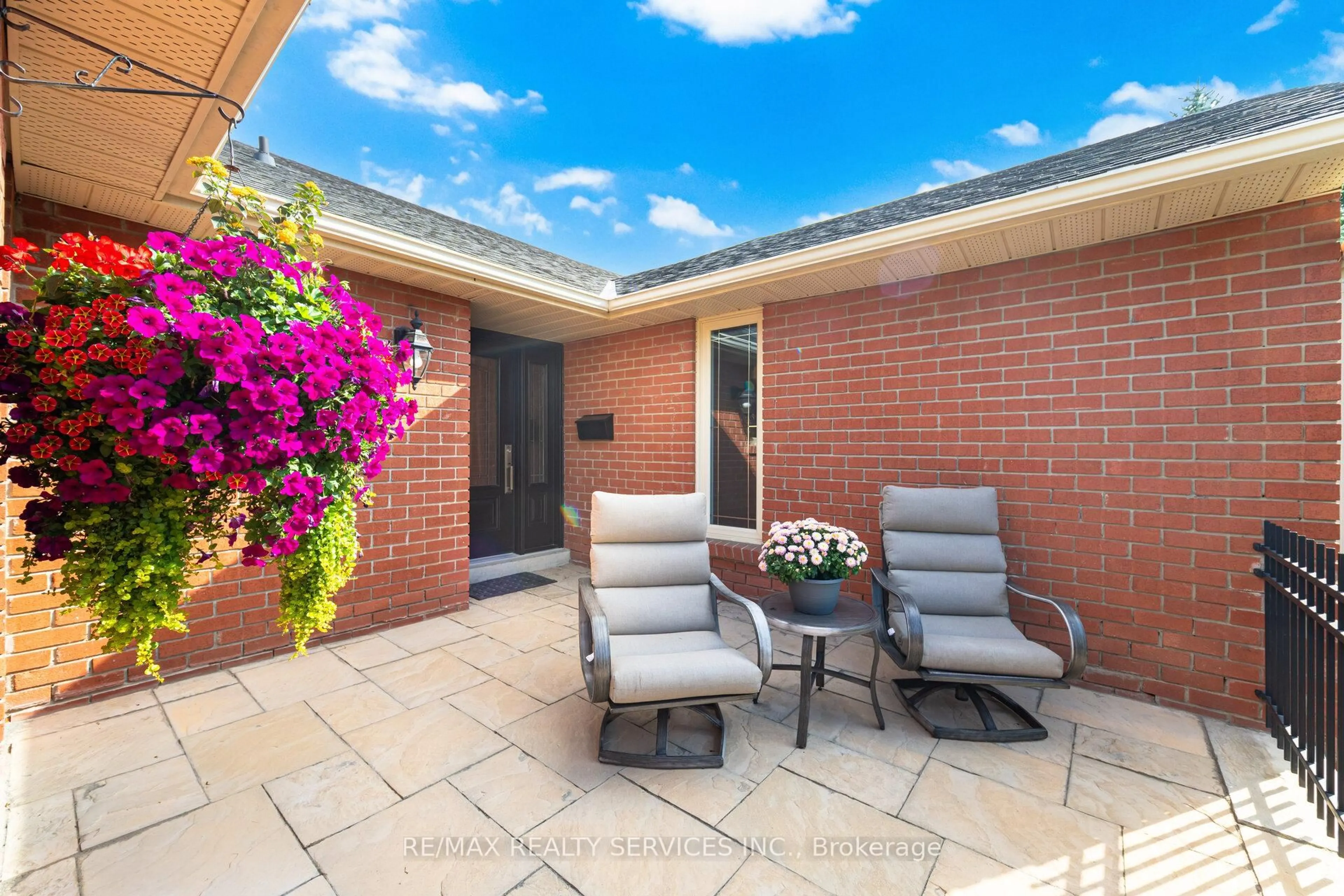 Patio, street for 33 Carnforth Dr, Brampton Ontario L6Z 1T8