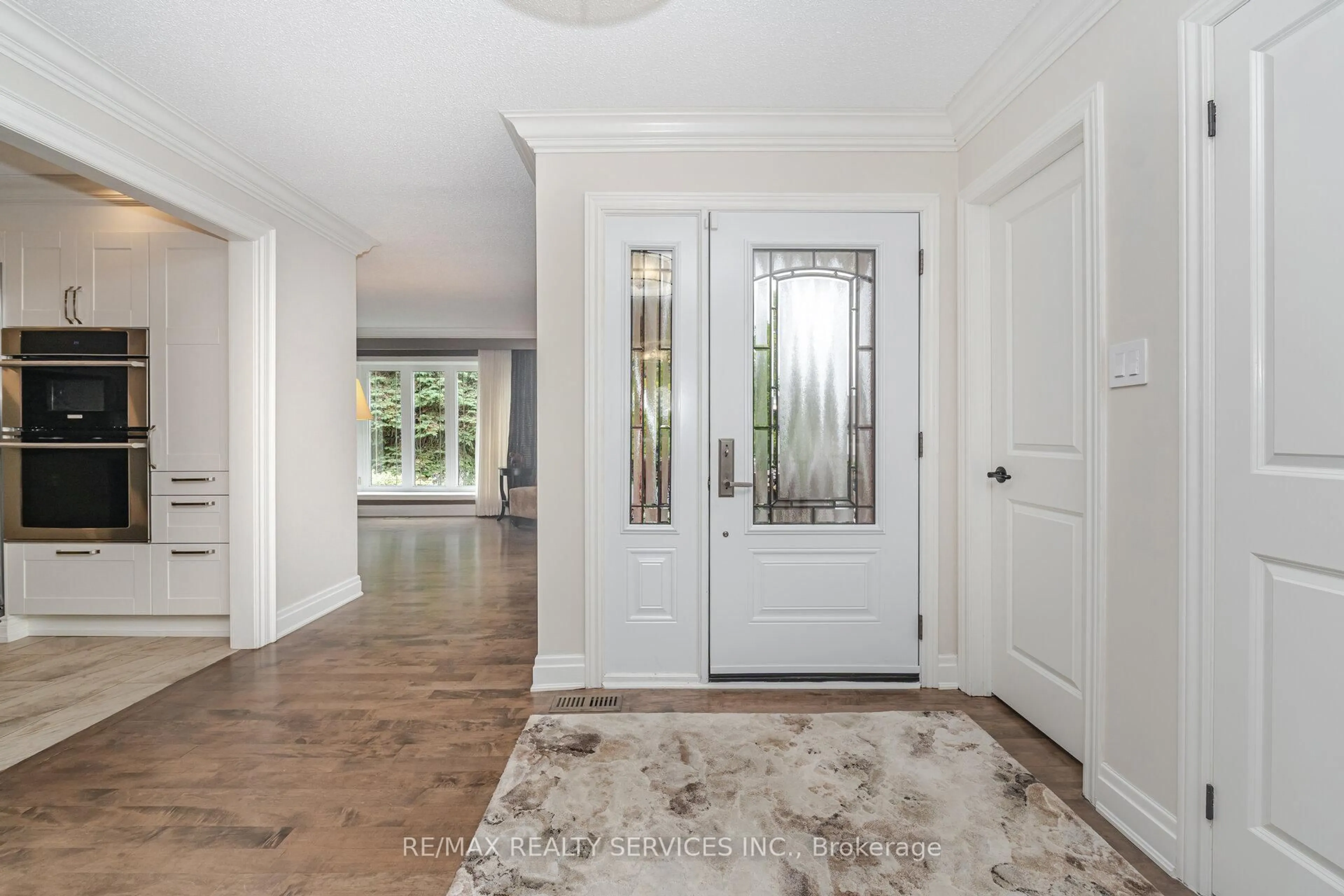 Indoor entryway for 33 Carnforth Dr, Brampton Ontario L6Z 1T8