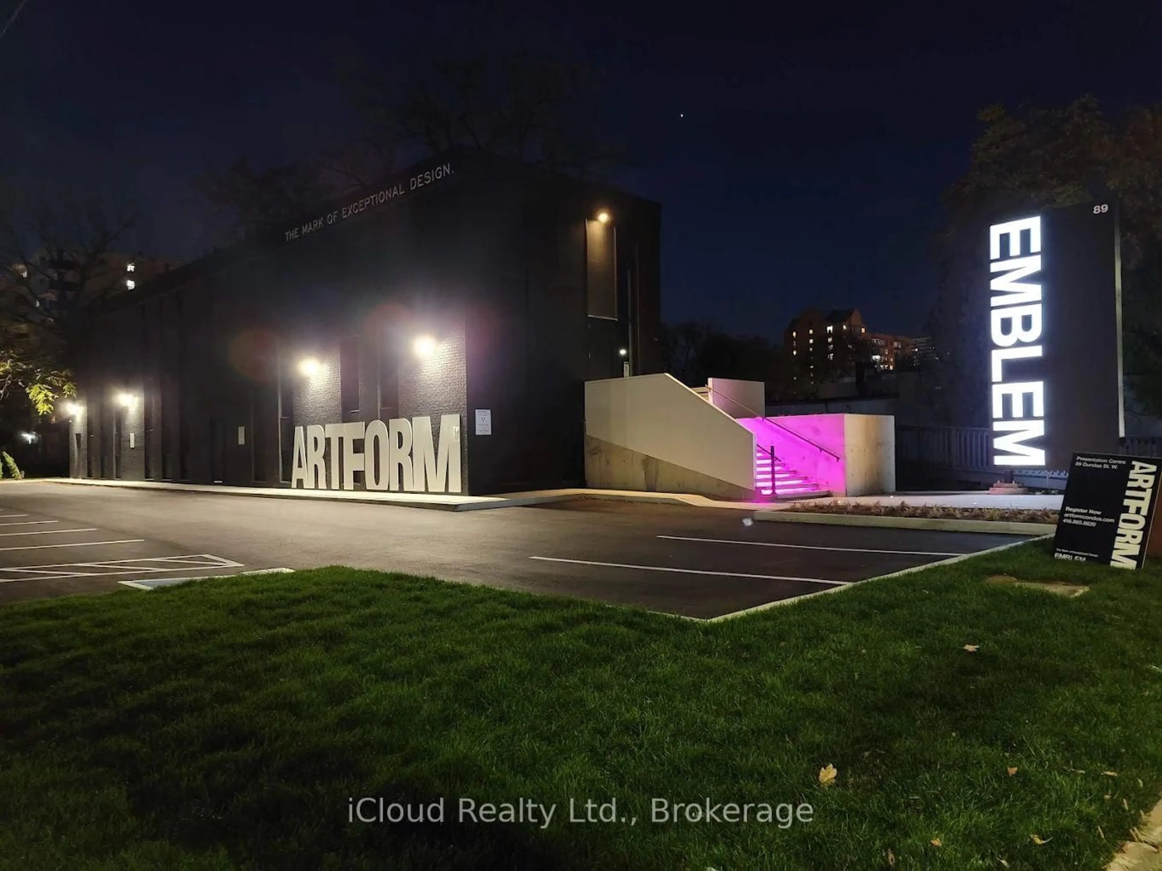 Blurry image for 86 Dunas St, Mississauga Ontario L5A 0B1