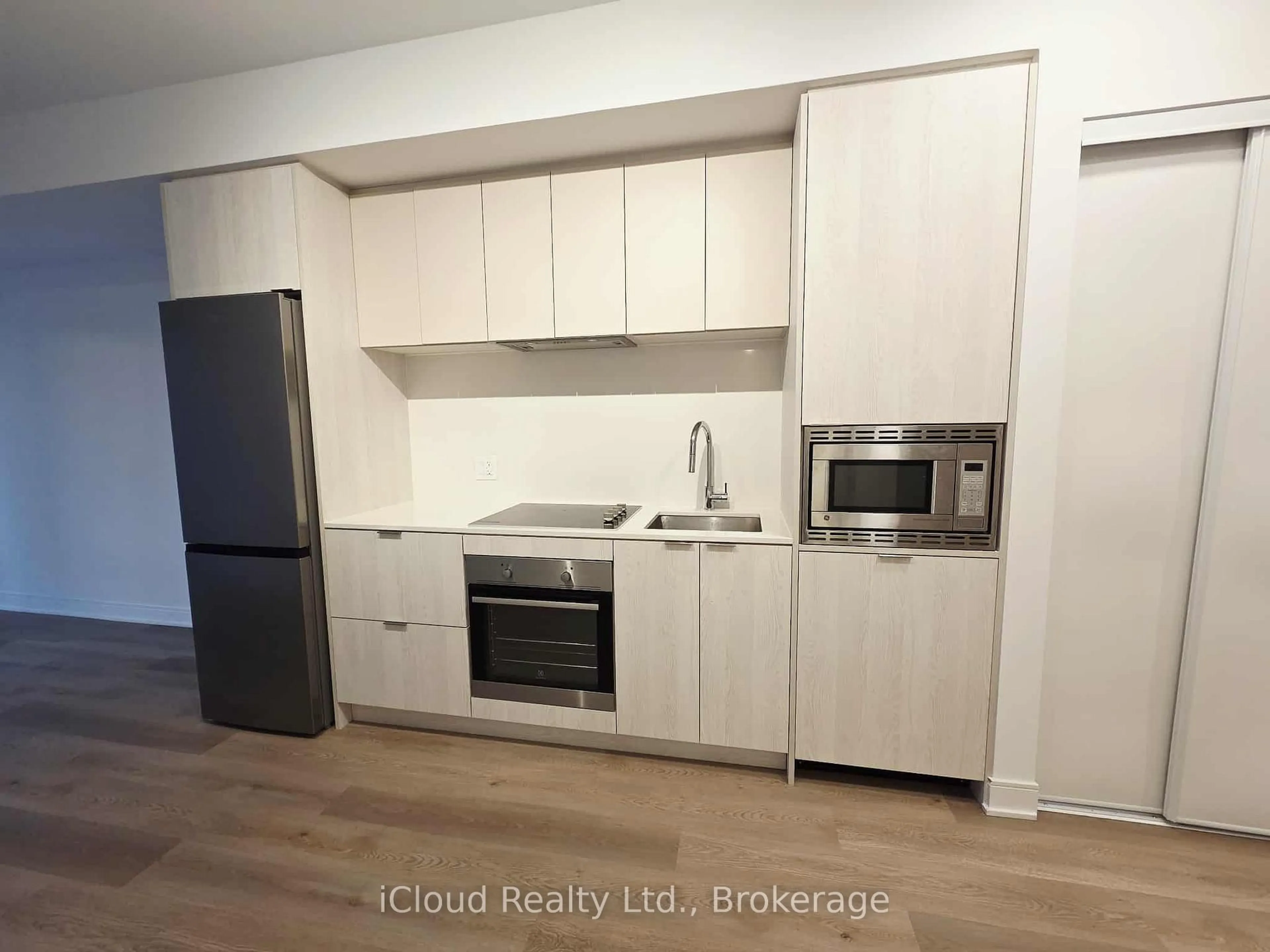 Standard kitchen, wood/laminate floor for 86 Dunas St, Mississauga Ontario L5A 0B1