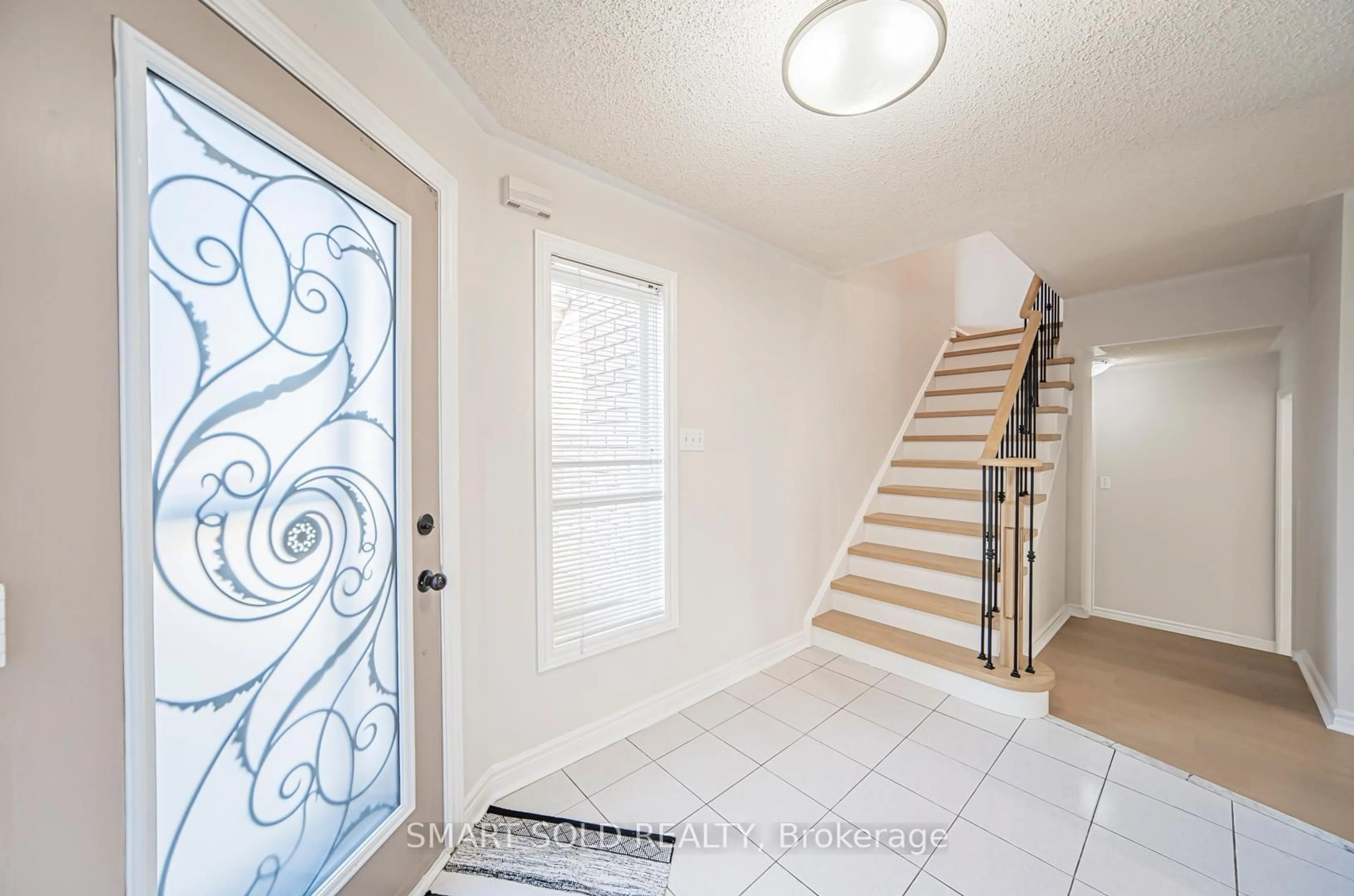 Indoor entryway for 5685 Bell Harbour Dr, Mississauga Ontario L5M 5K2