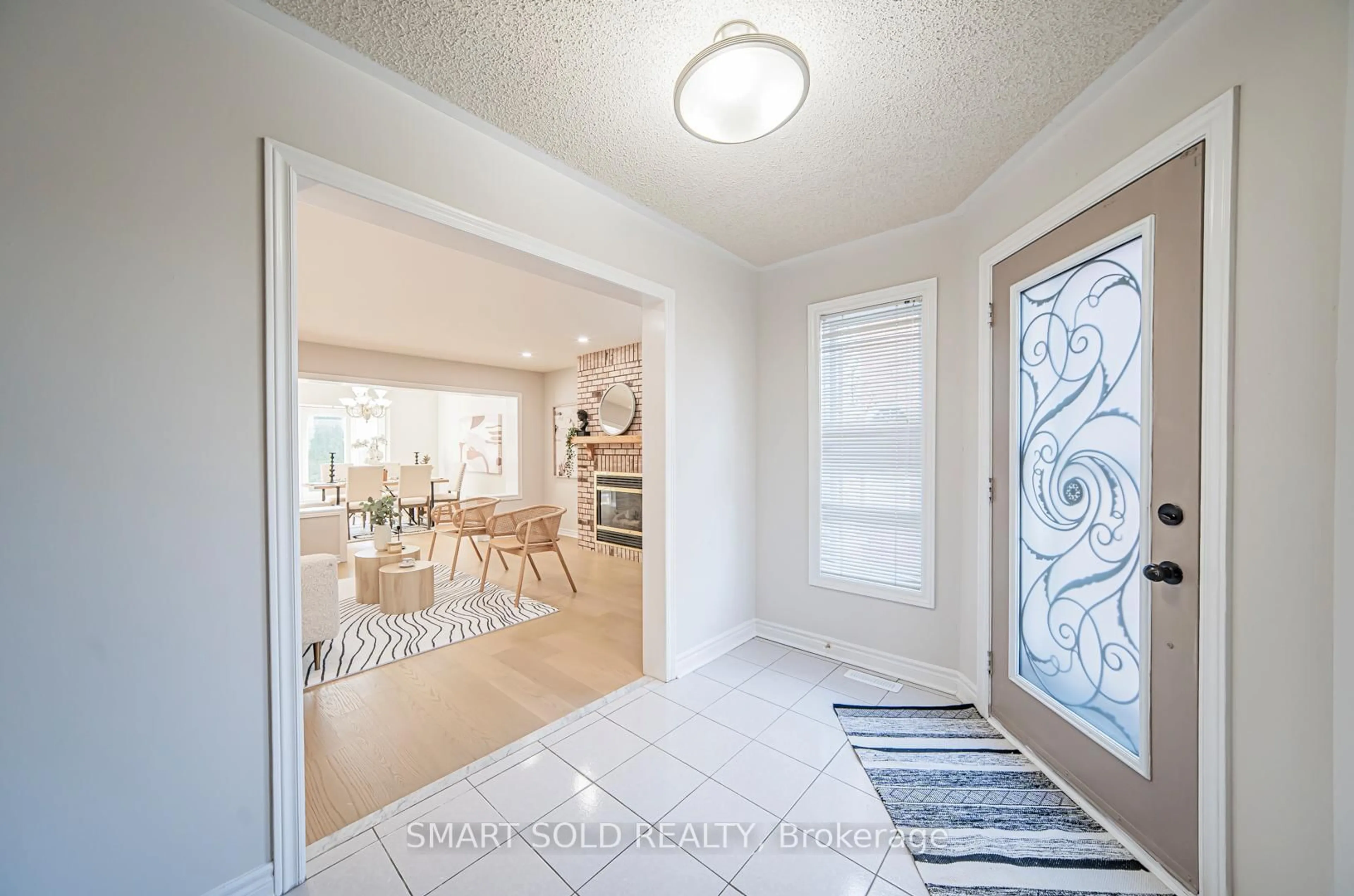 Indoor entryway for 5685 Bell Harbour Dr, Mississauga Ontario L5M 5K2