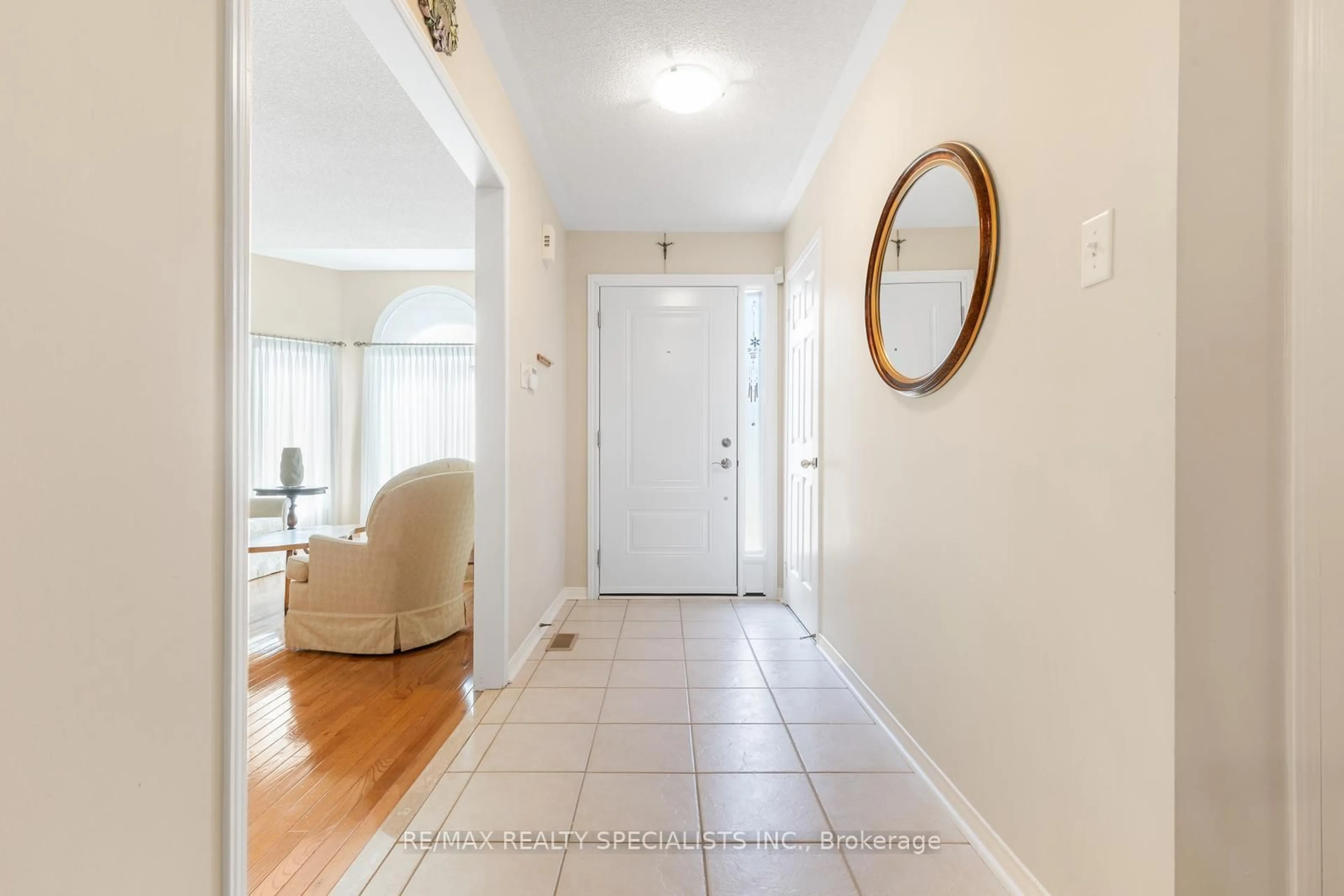 Indoor entryway for 27 Bowman St, Halton Hills Ontario L7G 6G7