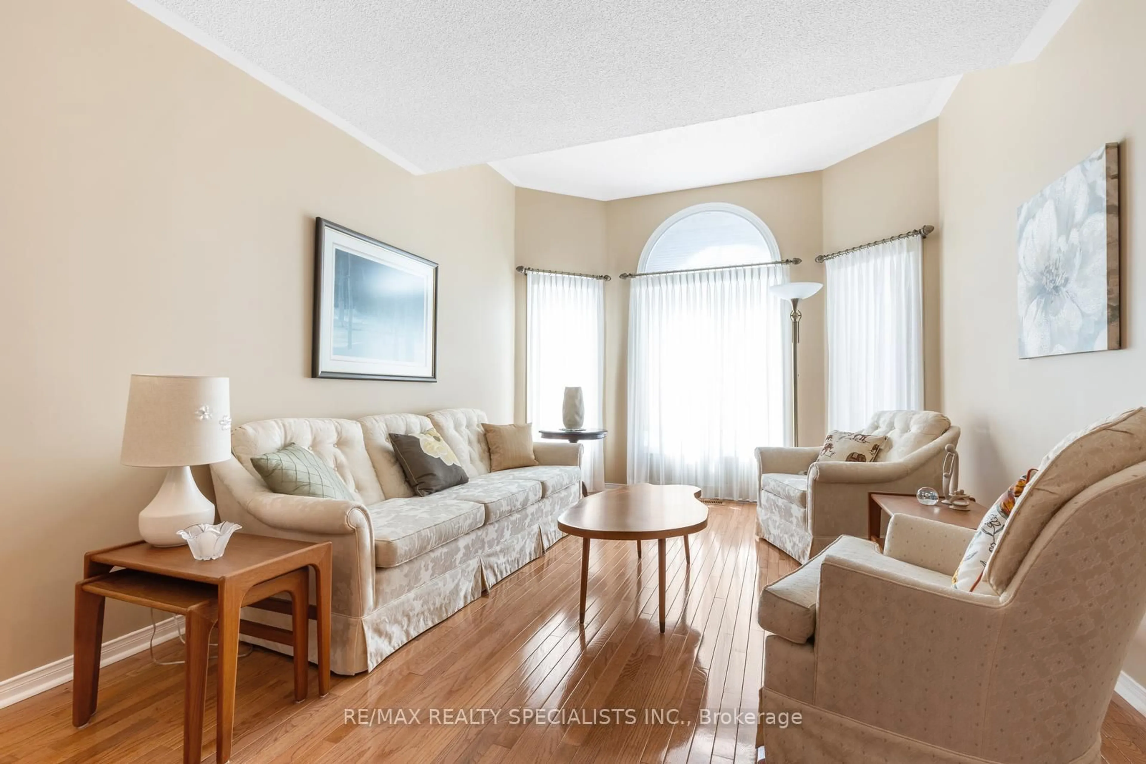 Living room with furniture, unknown for 27 Bowman St, Halton Hills Ontario L7G 6G7