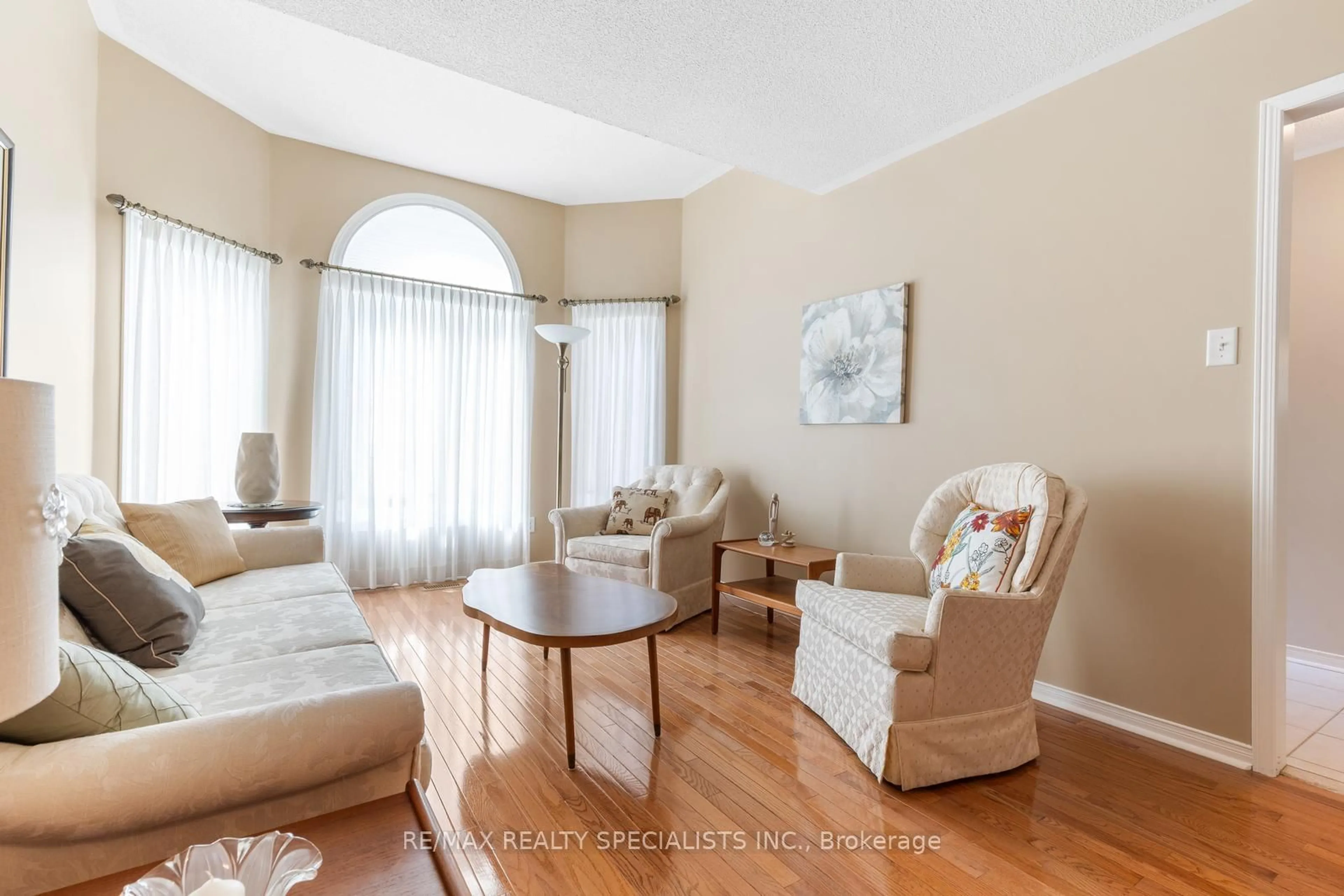 Living room with furniture, unknown for 27 Bowman St, Halton Hills Ontario L7G 6G7