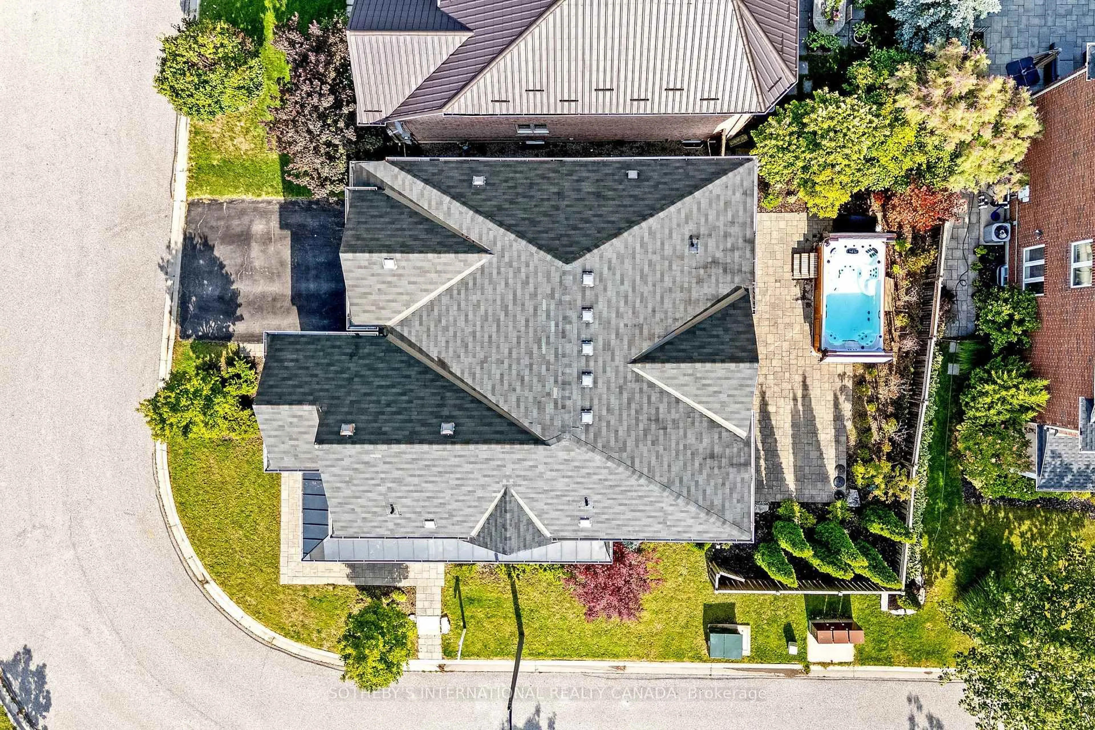 A pic from outside/outdoor area/front of a property/back of a property/a pic from drone, street for 465 Cusick Circ, Milton Ontario L9T 0M9