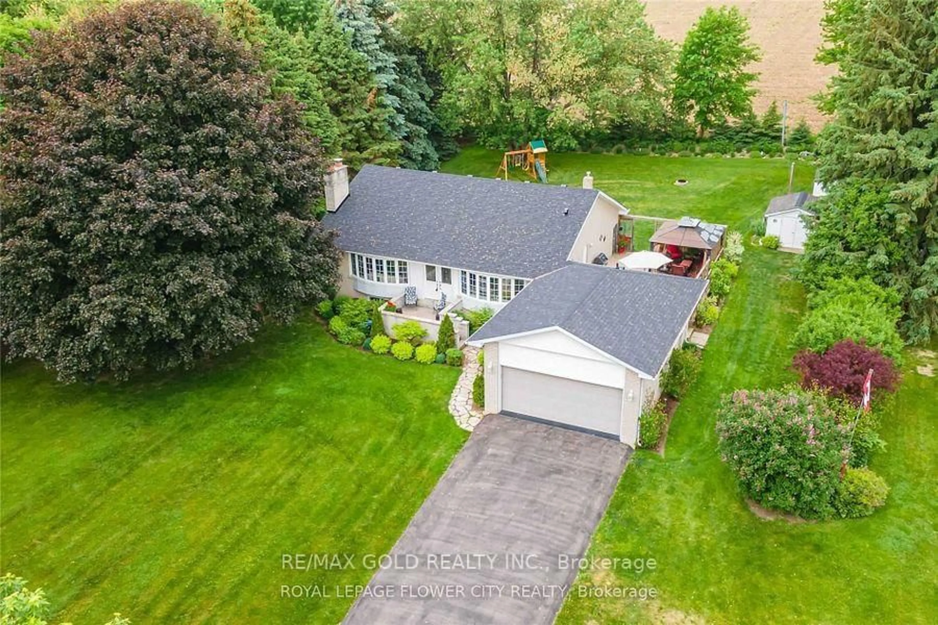 A pic from outside/outdoor area/front of a property/back of a property/a pic from drone, street for 12471 Fifth Sdrd, Halton Hills Ontario L7G 4S6