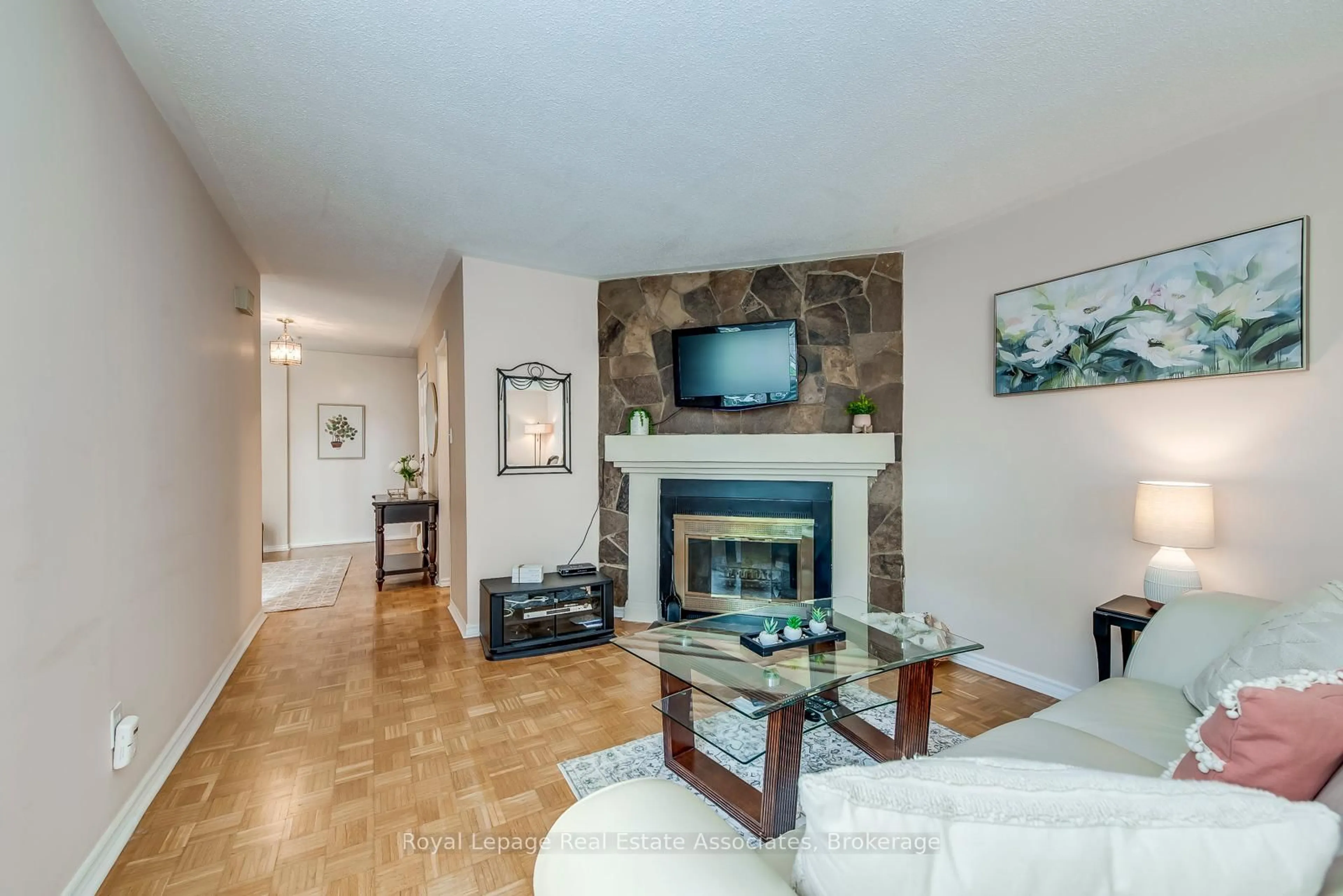 Living room with furniture, unknown for 1192 Kos Blvd, Mississauga Ontario L5J 4L7