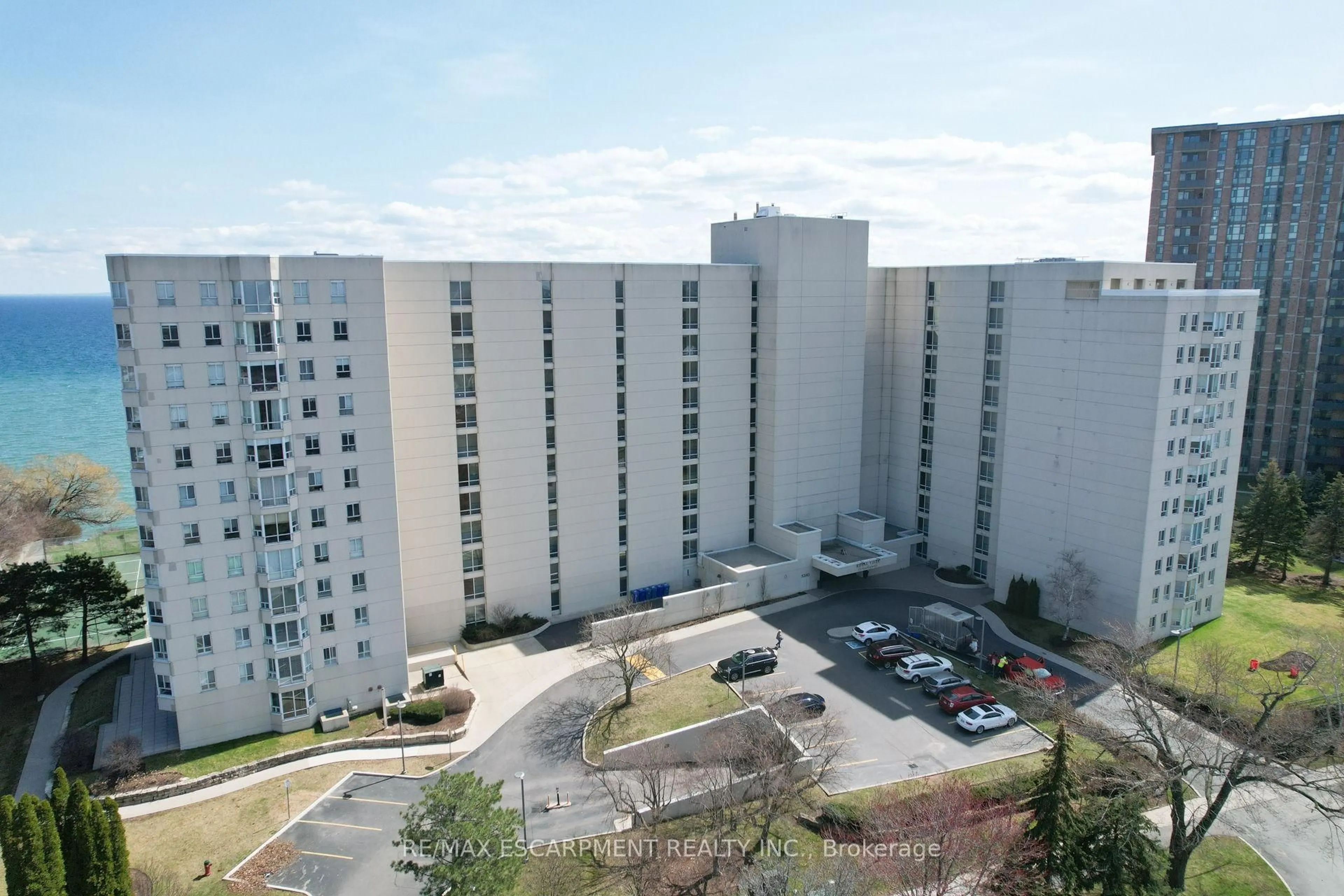 A pic from outside/outdoor area/front of a property/back of a property/a pic from drone, city buildings view from balcony for 5280 Lakeshore Rd #801, Burlington Ontario L7L 5R1