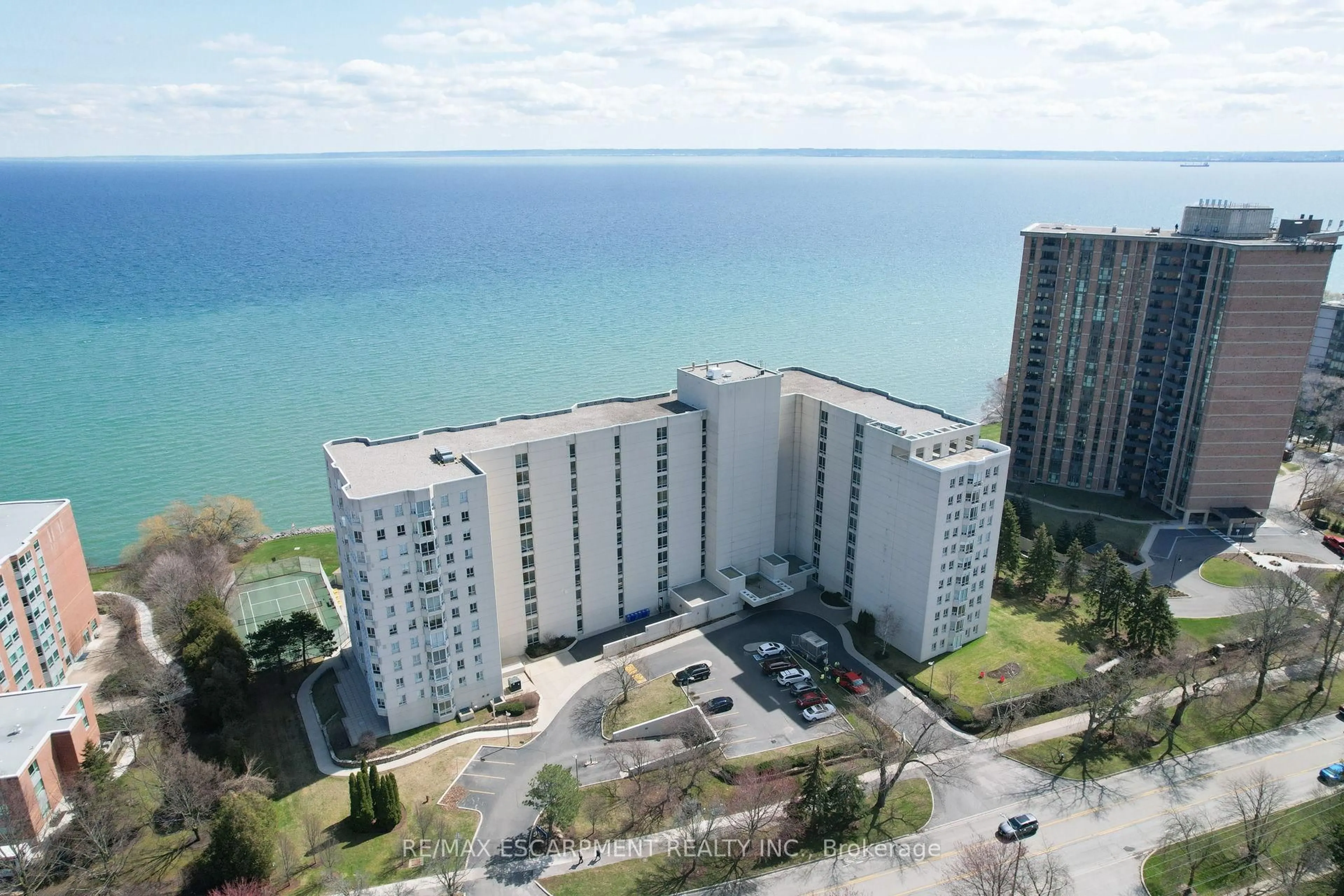A pic from outside/outdoor area/front of a property/back of a property/a pic from drone, water/lake/river/ocean view for 5280 Lakeshore Rd #801, Burlington Ontario L7L 5R1