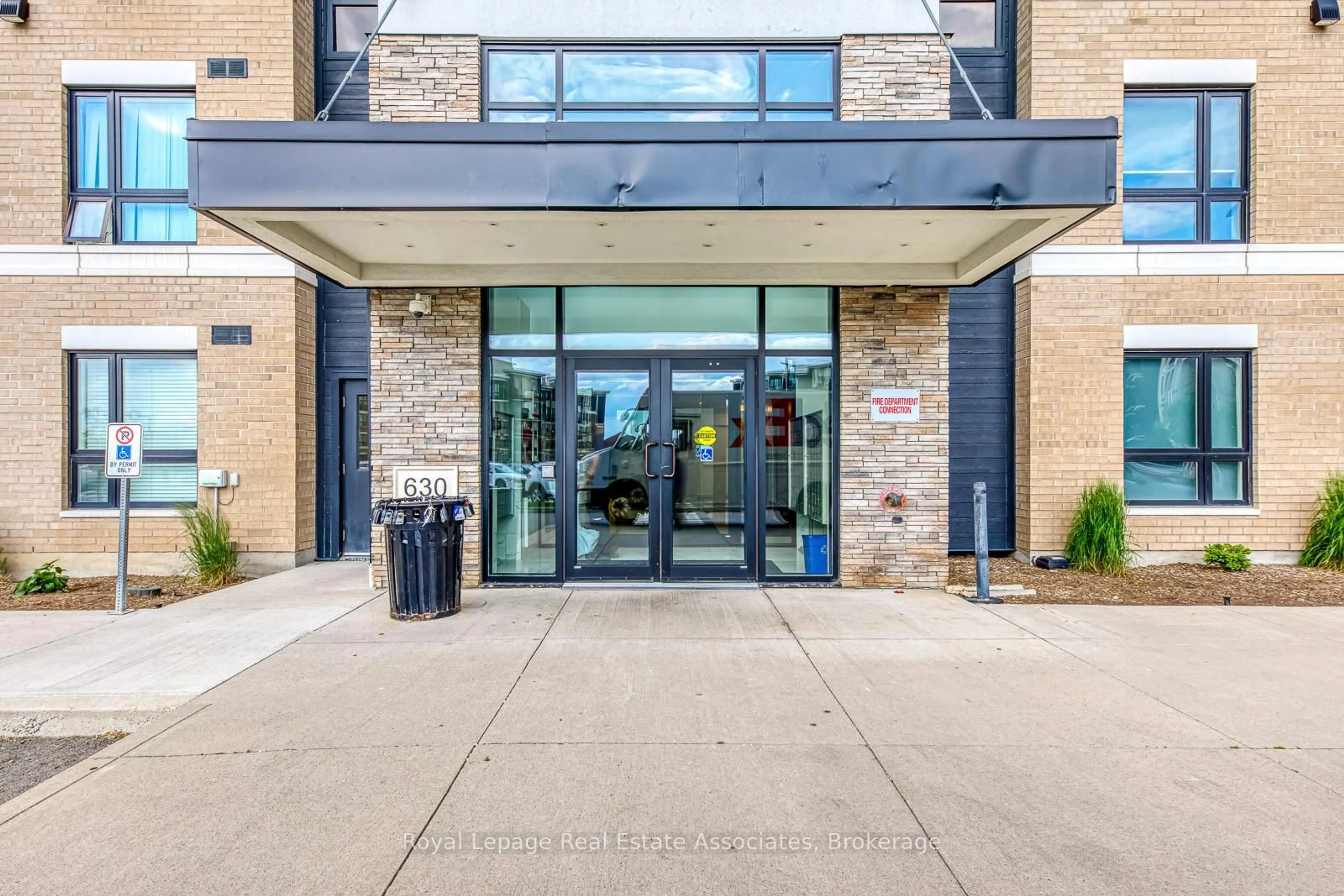 Indoor foyer for 630 Sauve St #309, Milton Ontario L9T 9A6