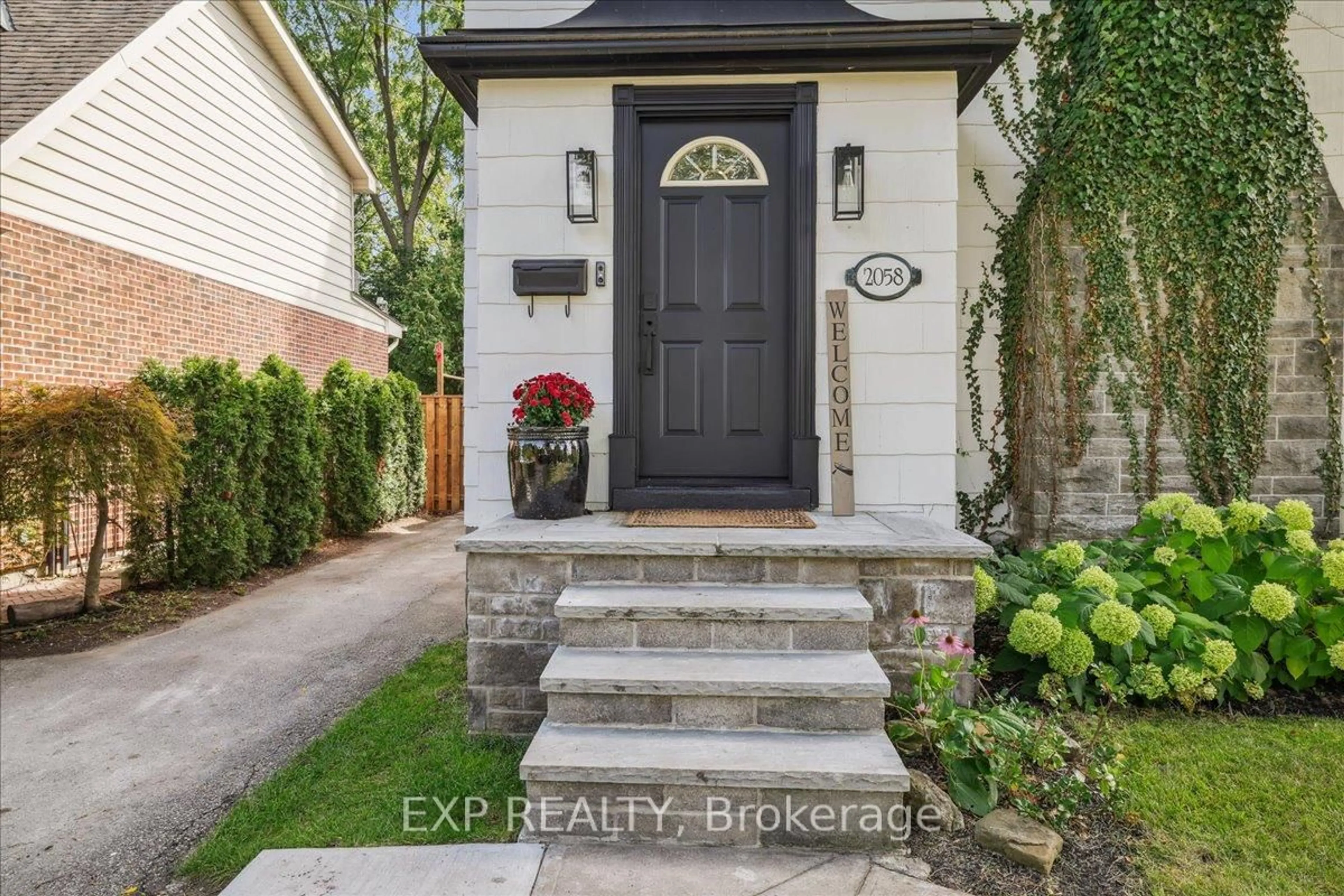 Indoor entryway for 2058 Emerald Cres, Burlington Ontario L7R 1M9