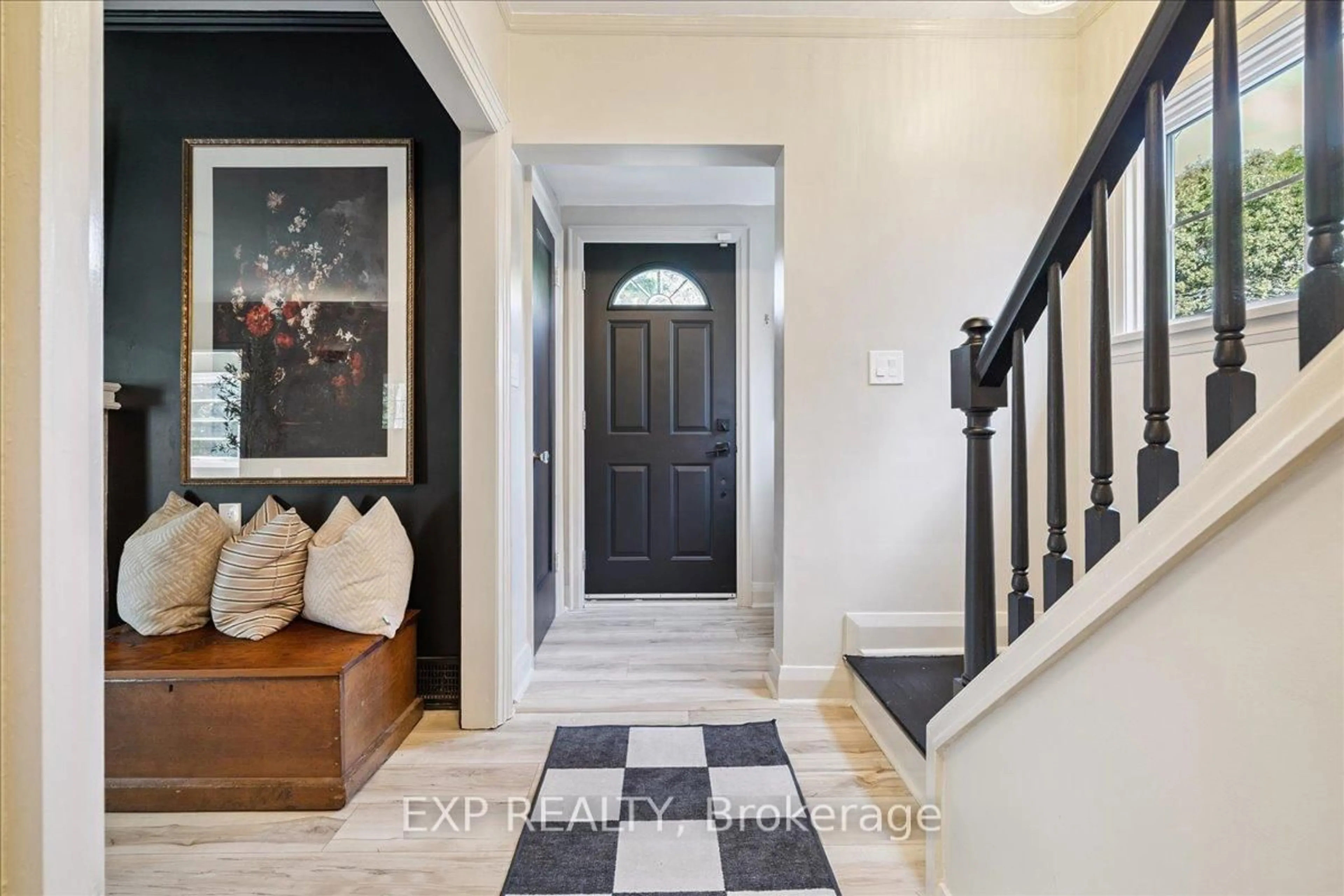 Indoor entryway for 2058 Emerald Cres, Burlington Ontario L7R 1M9