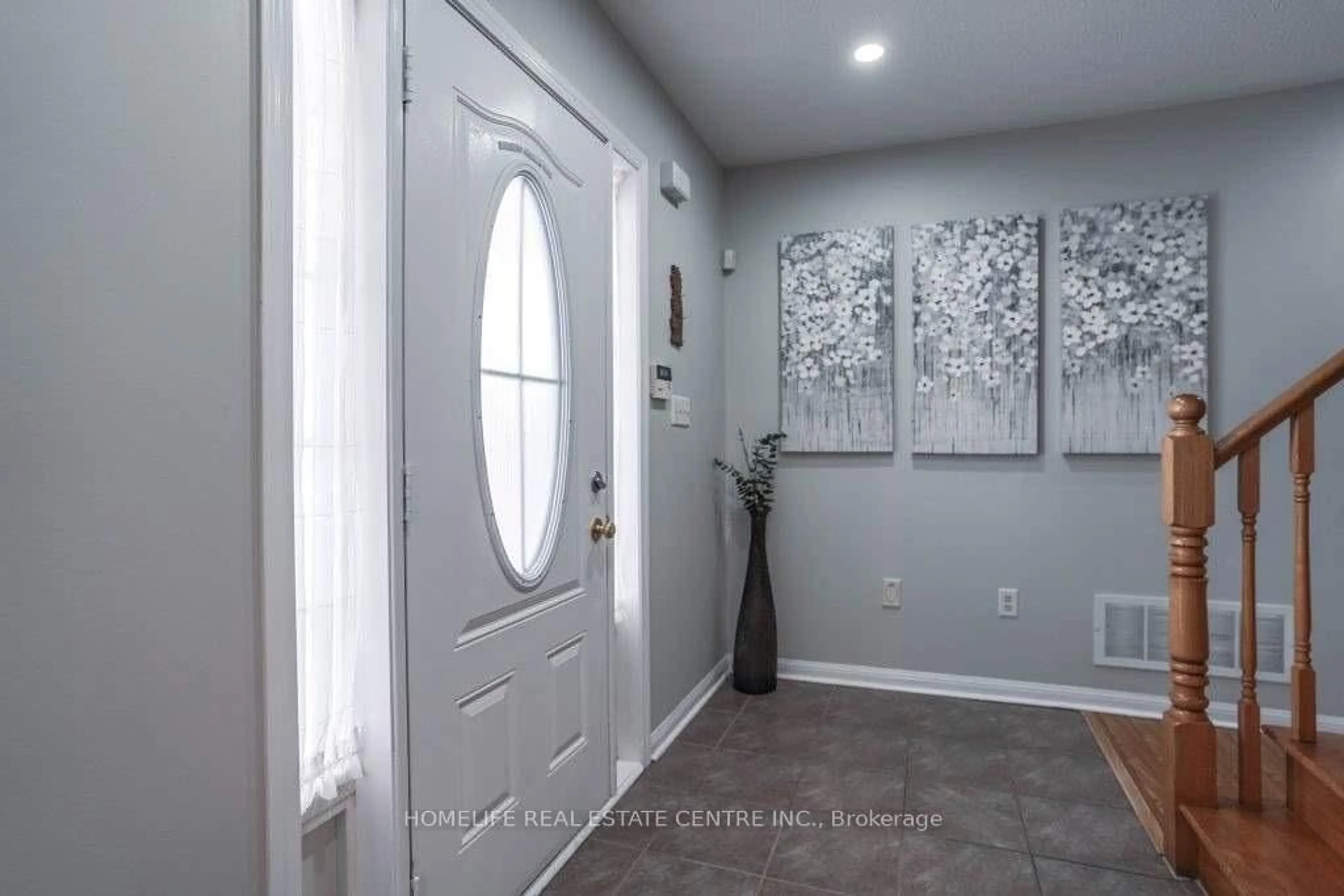 Indoor entryway for 2 Chudleigh Ave, Brampton Ontario L6X 0N1