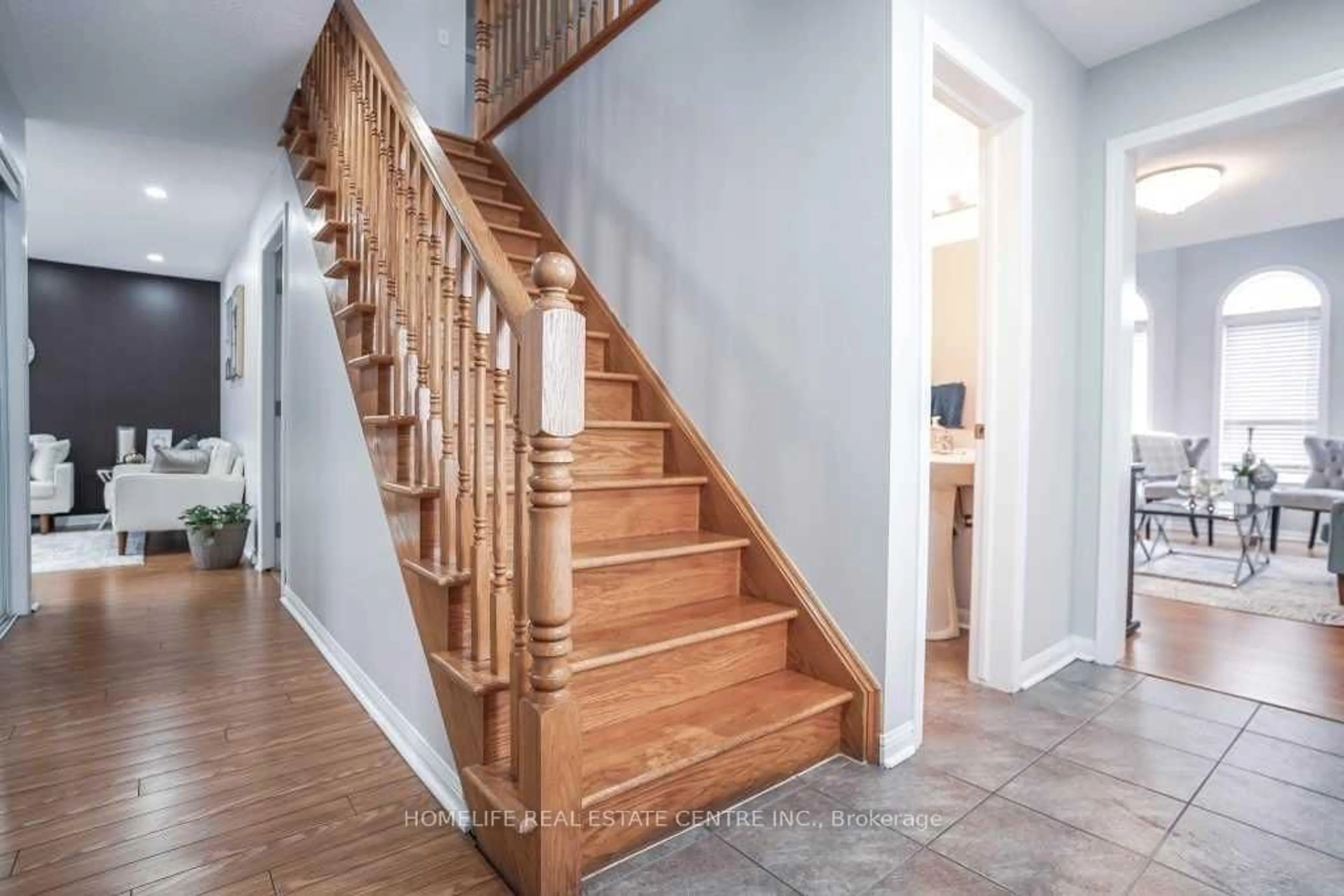Stairs for 2 Chudleigh Ave, Brampton Ontario L6X 0N1